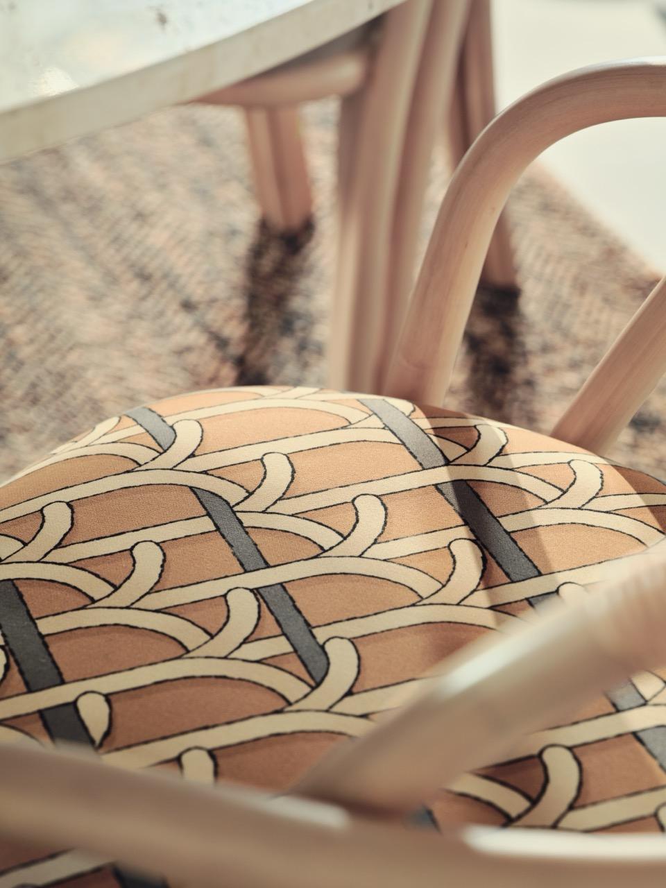 Sillón de comedor Bistra de ratán lacado natural by AMDL Circle for GUBI Tapicería en venta