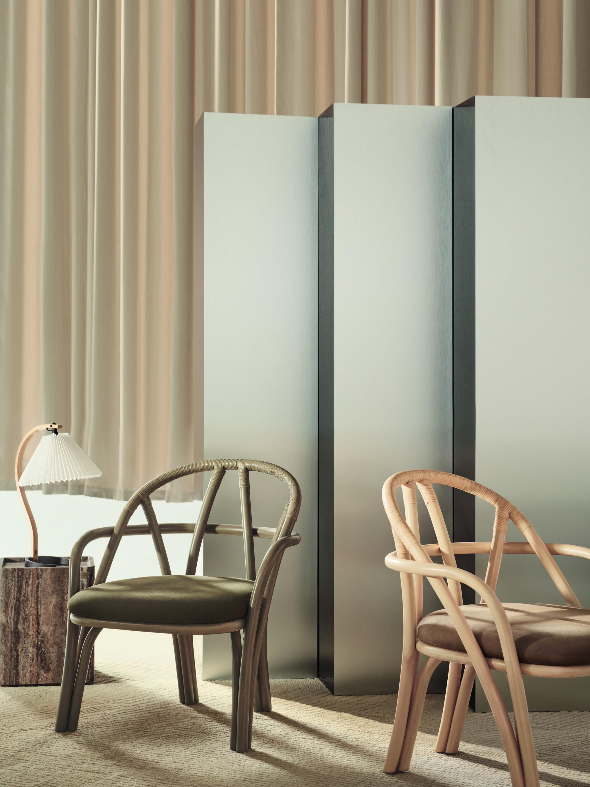 Organico moderno Sedia da salotto 'Bistra' in rattan laccato naturale di AMDL Circle per Gubi in vendita