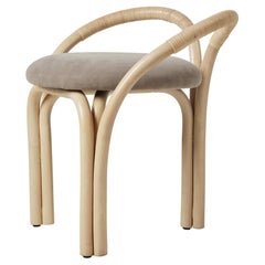 Sgabello 'Bistra' in rattan laccato naturale di AMDL Circle per Gubi