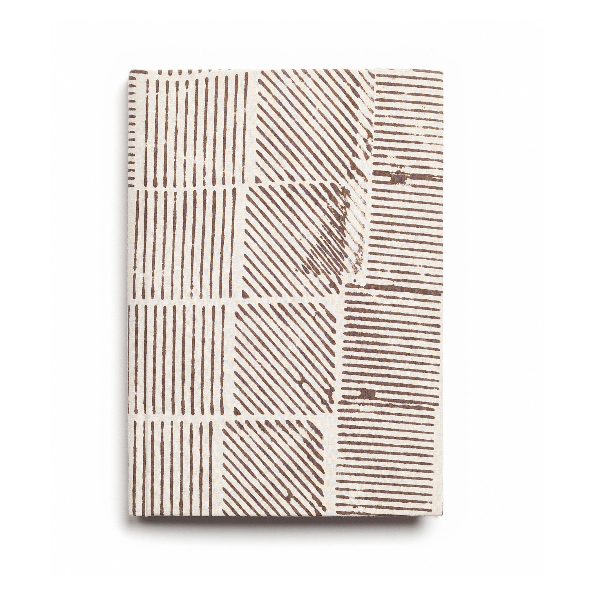 Le cose belle arrivano in piccoli pacchetti. L'esclusiva serie di riviste di design da 100 pagine di Variously unisce la circolarità nel design e la produzione a zero rifiuti. Il Bistre Journal è completamente tagliato e cucito da artigiani solo in