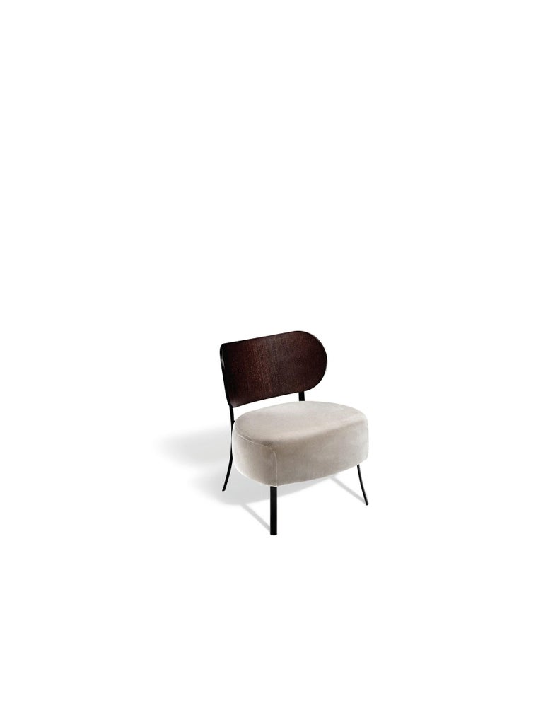 Sitting with a cup of coffee at a bistro table: Vico Magistretti’s idea was to design seating that was more comfortable than a chair, but less formal than an armchair. Bistro has soft, rounded lines that contrast with the wengé backrest. The result