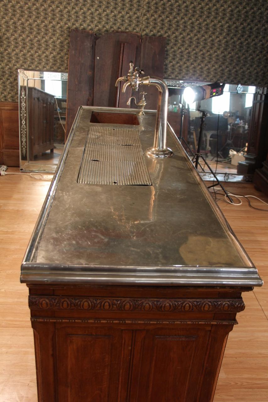 Barra de bar, encimera de zinc de principios del siglo XX con su cristalero en venta 2