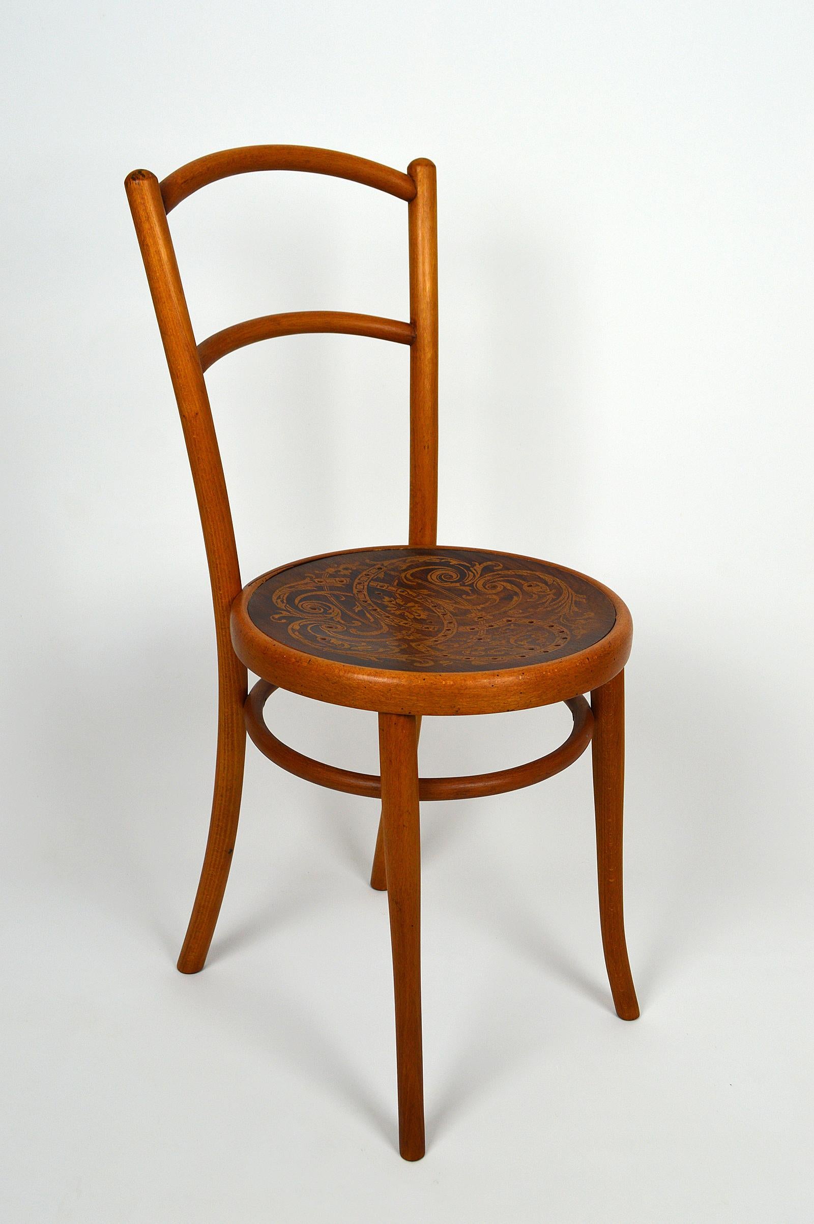 Bistro / bar chair produced by the Viennese workshops Jacob & Josef Kohn, one of the best-known bentwood manufacturers alongside Thonet, Mundus and Fischel.
Structure in bent beech wood with a very beautiful decorated seat.

Art Nouveau, Austria,