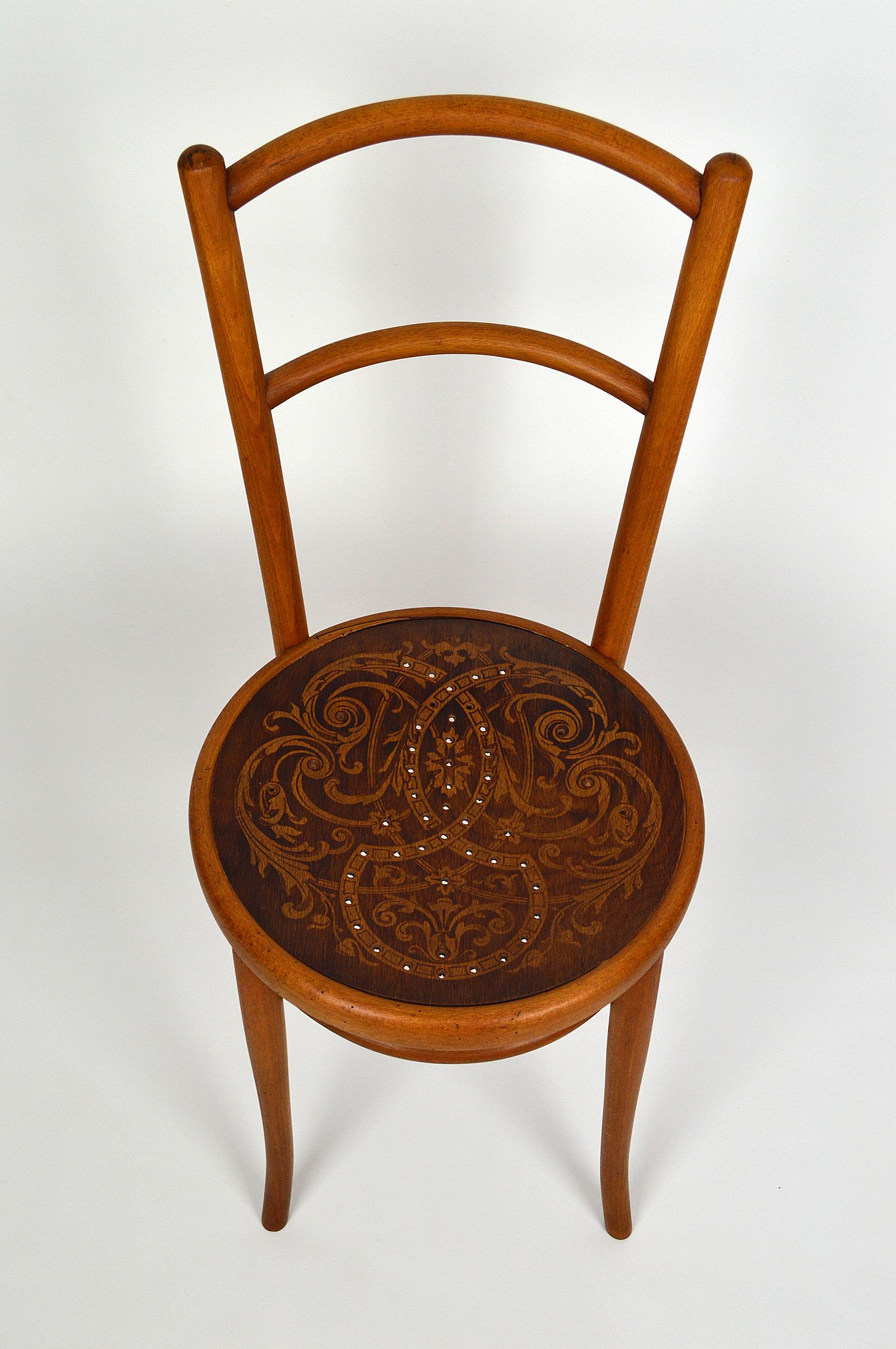 Chaise de bistrot de J&J Kohn avec assise décorée, vers 1900 Bon état - En vente à VÉZELAY, FR