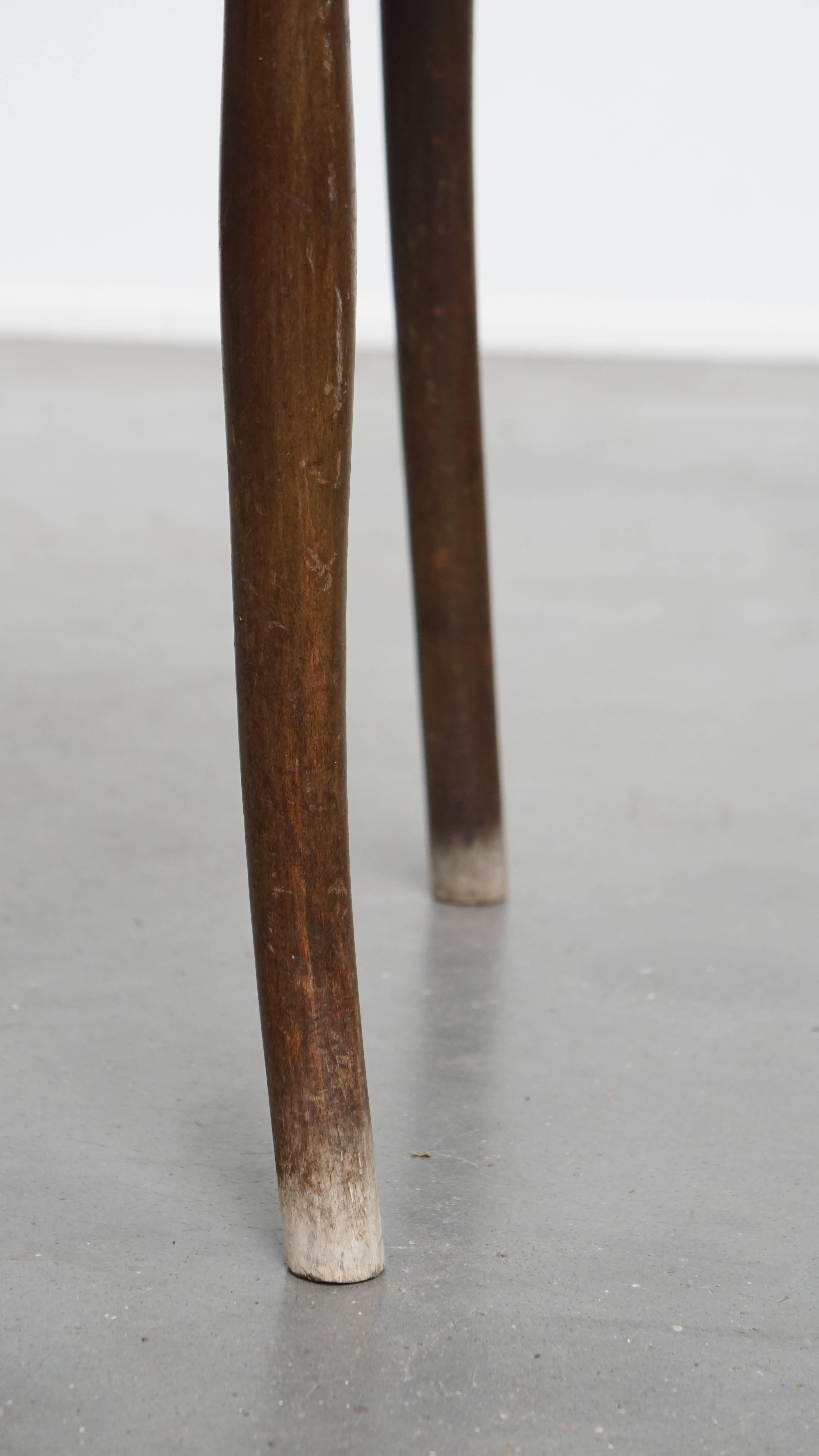 Silla bistro con asiento tallado en venta 3