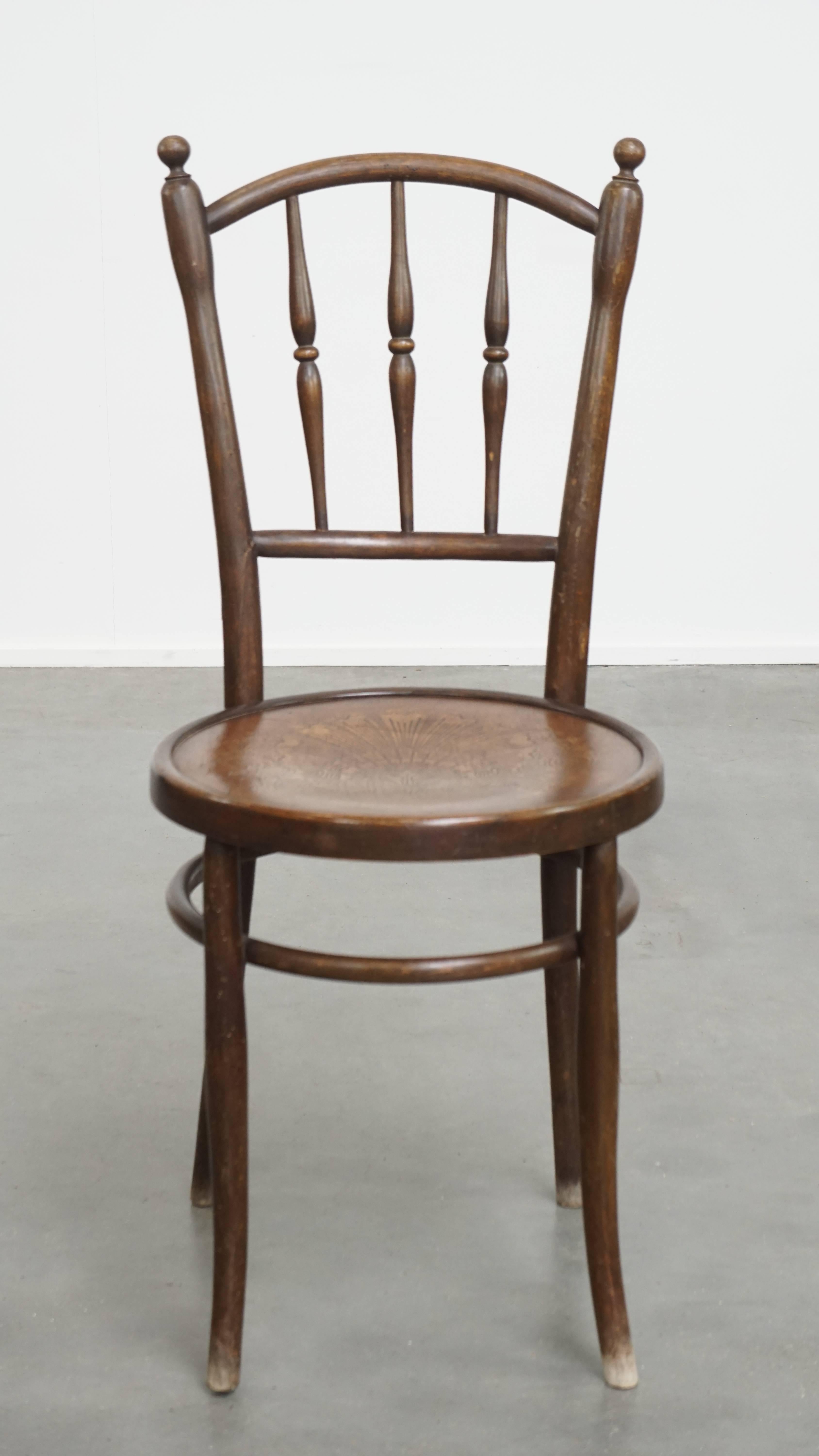 Esta encantadora y muy elegante silla de bistró al estilo de Thonet, presenta bellos detalles tallados en el asiento. Esta impresionante silla de comedor/bistro de estilo Thonet, con su encantadora apariencia, es un verdadero punto de atracción en