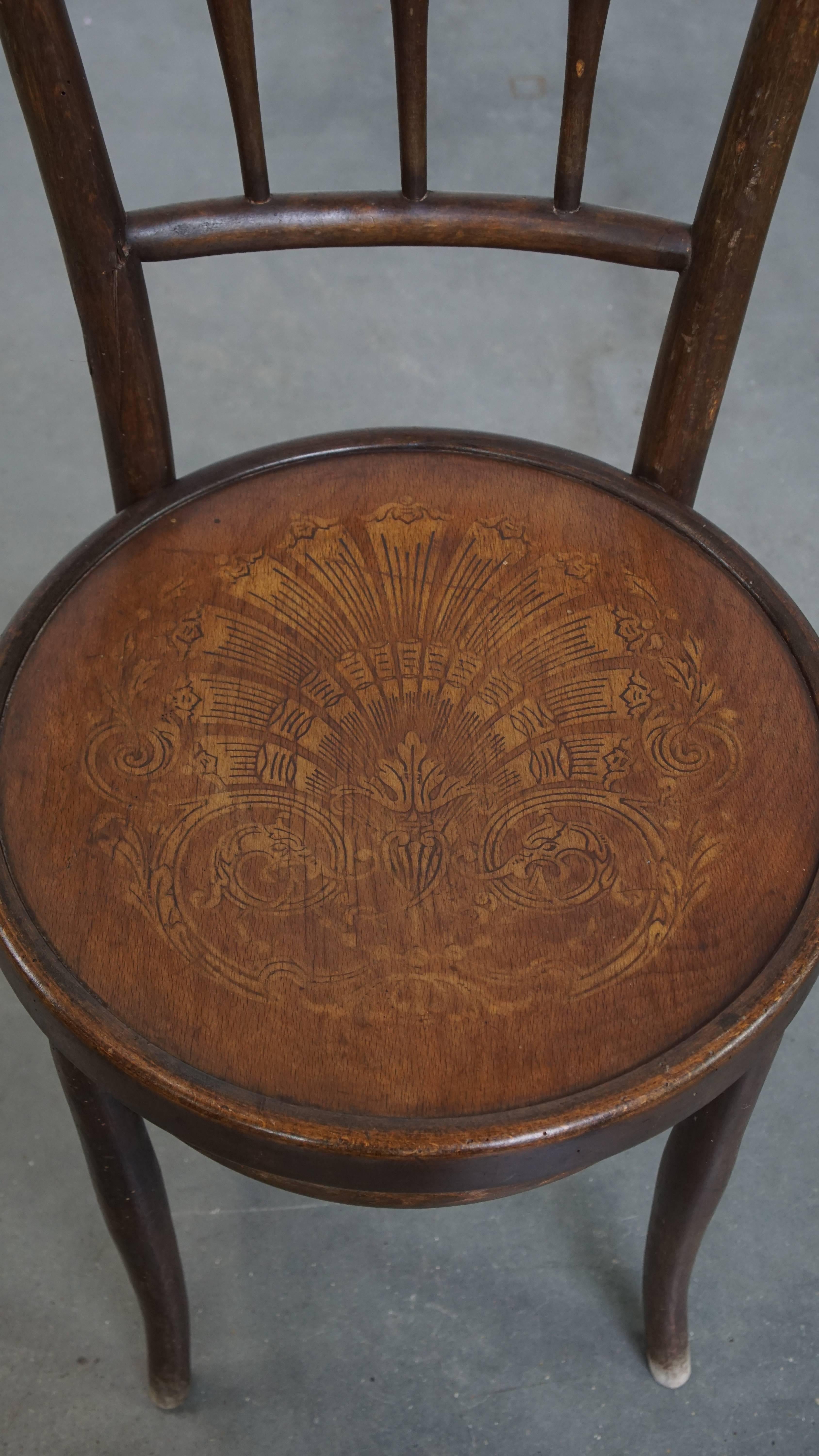 Silla bistro con asiento tallado siglo XX en venta