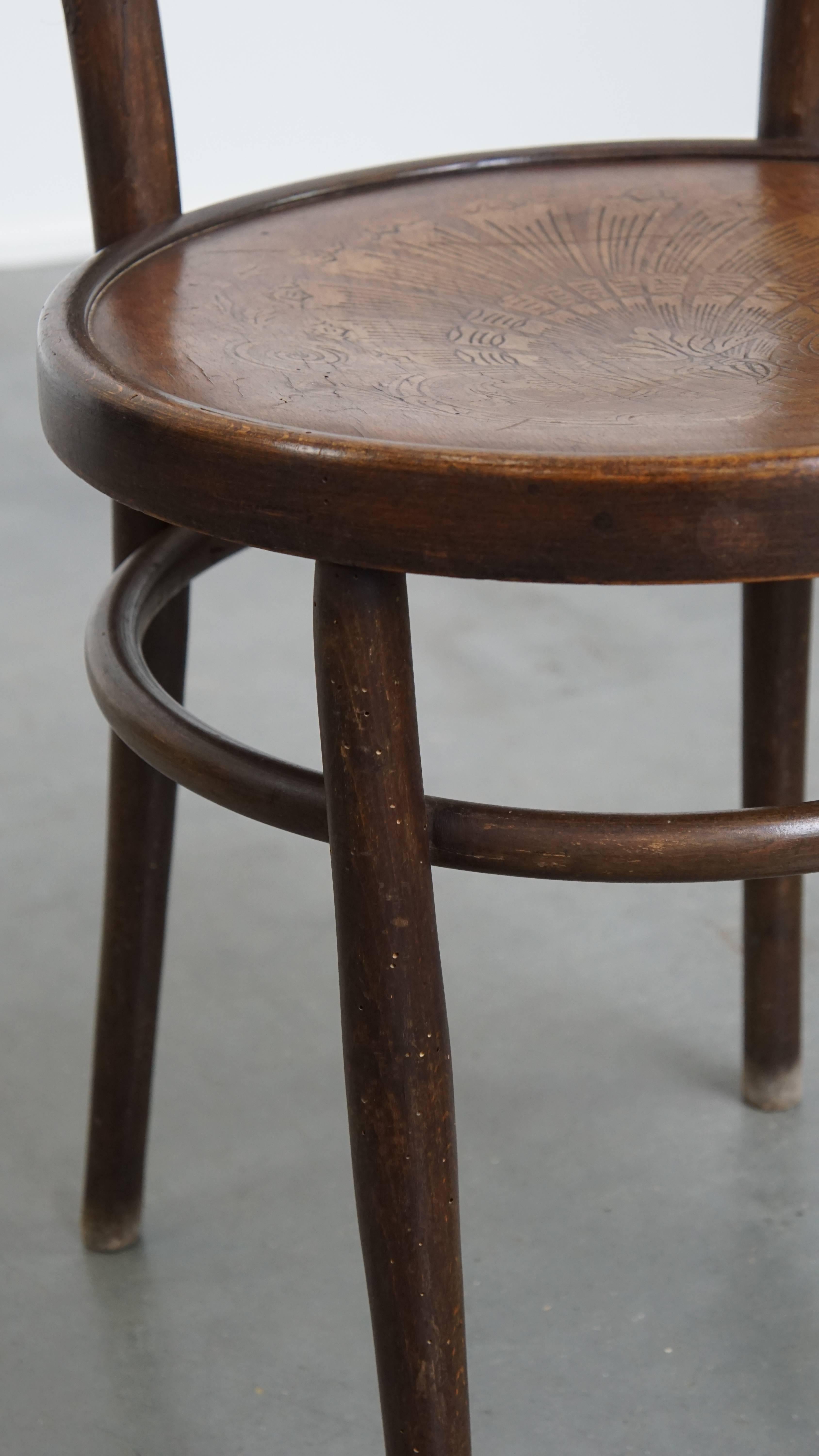 Silla bistro con asiento tallado en venta 1