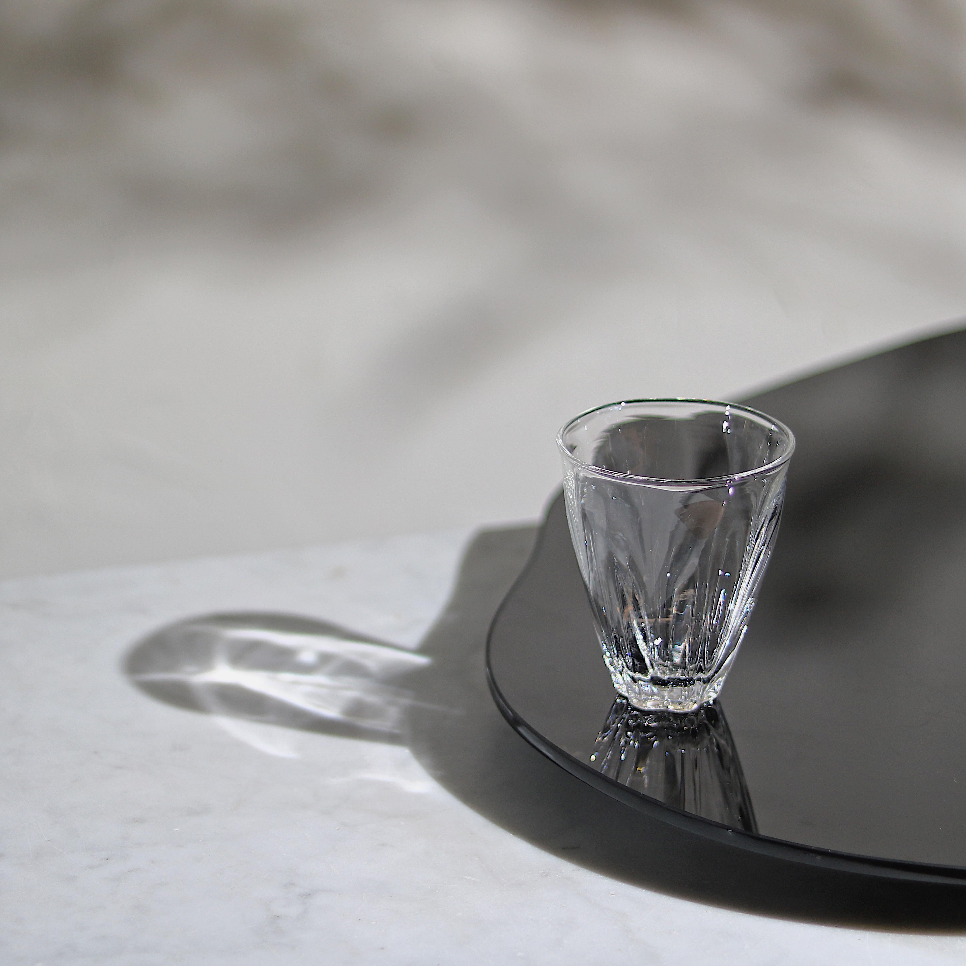 Ein stapelbares, mundgeblasenes Glas, das vom Espresso bis zum Dubonnet alles in der gleichen formschlüssigen Silhouette liefert.