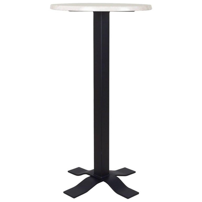 Table haute Bistro en fer forgé avec plateau en marbre. Extérieur et  extérieur En vente sur 1stDibs