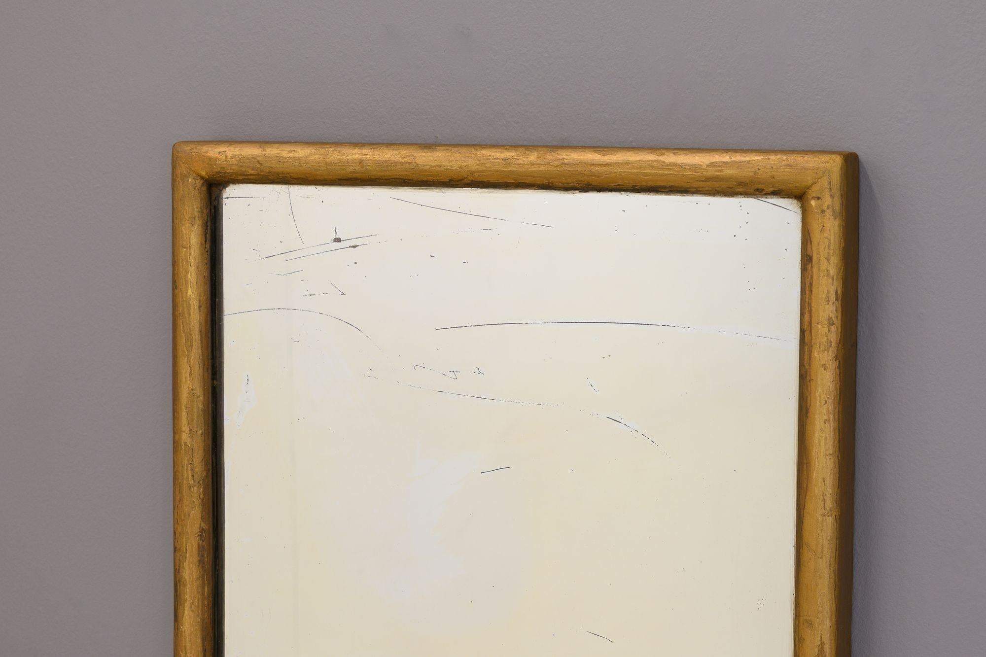 Specchio Bistro francese con cornice in legno con finitura dorata e vetro invecchiato. Circa 1880
H. 92 cm x L. 40 cm x P. 5 cm