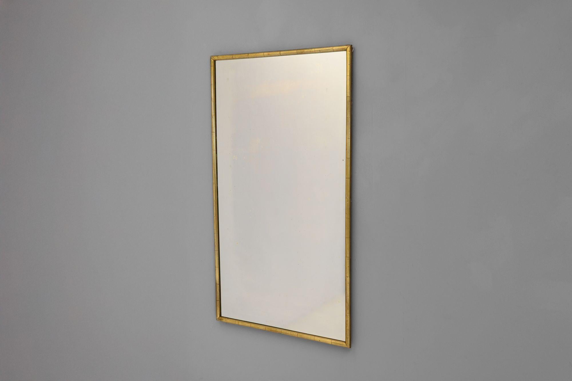 Espejo bistro dorado en marco de cuentas con placa de espejo original.

Francia, hacia 1880.

Alto 136 cm x Ancho 76 cm x Fondo 3 cm