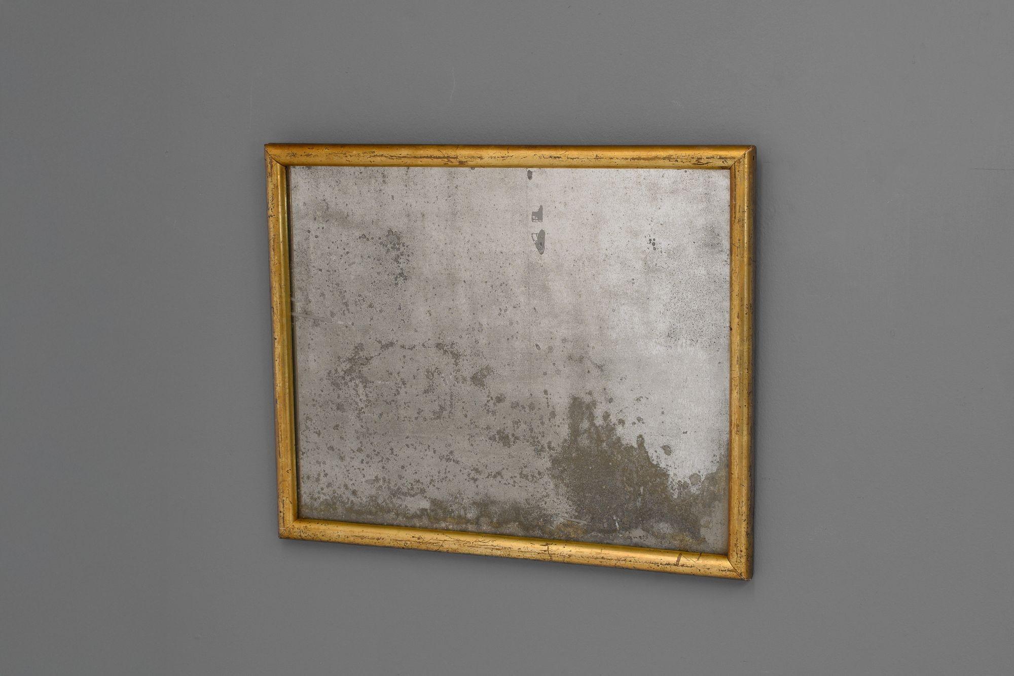 French bistro mirror with gilded beaded frame and foxed mirror plate.
Circa 1880.
H 41cm x W 51cm x D 3cm