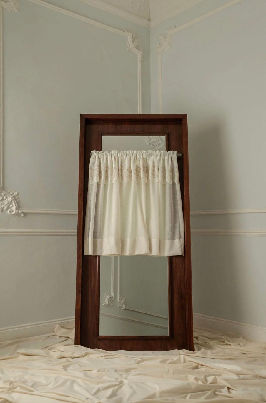 A bistro, as Marc Augé describes it, is “a meeting place,
a path without a destination, an inevitable choice.”
A mirror in our home should reflect the beauty of everyday life.
It should elevate the simplicity of our own reflection within it.

Mirror