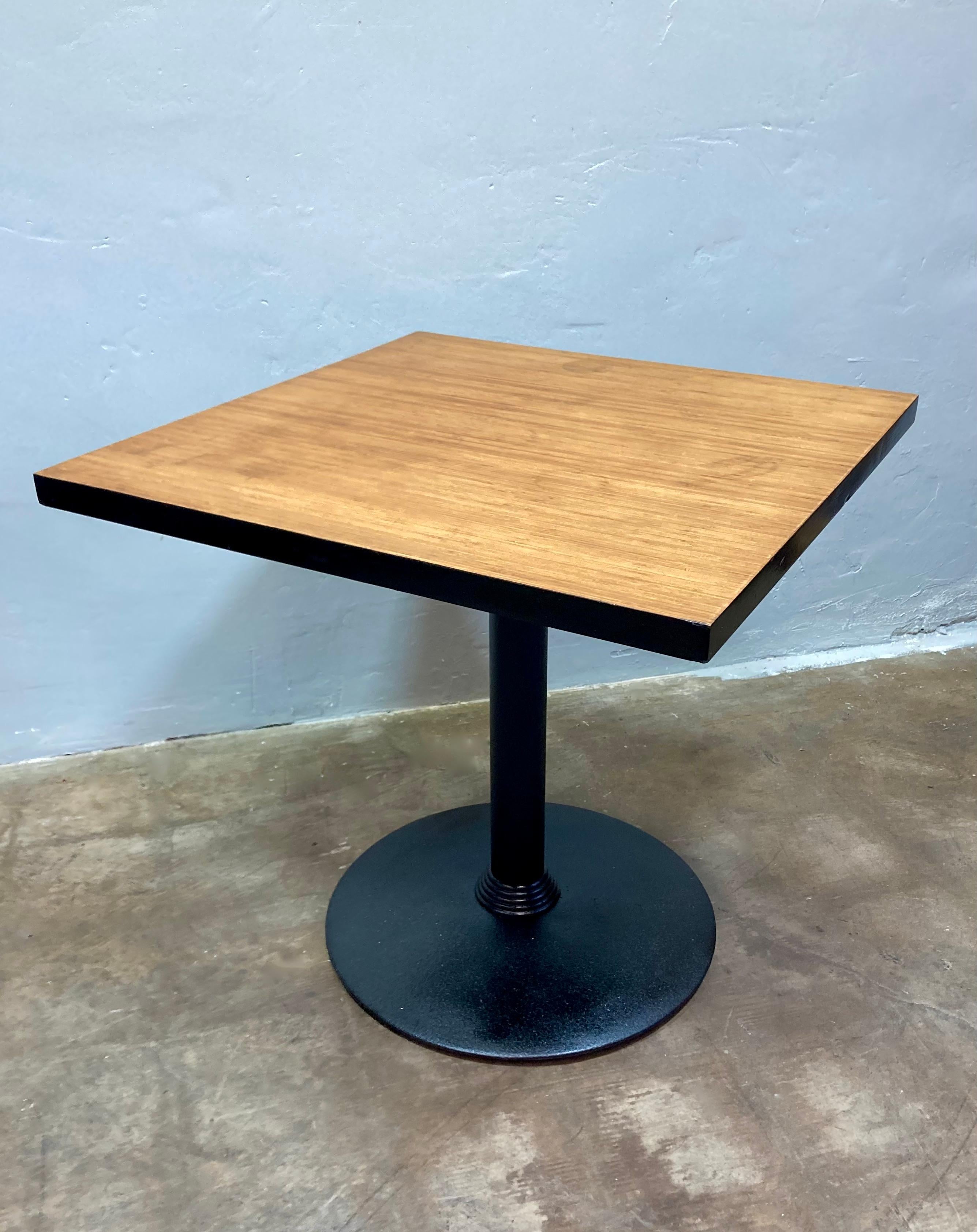 Klassisches Bistrotischgestell mit quadratischer Holztischplatte. Eine perfekte kompakte Option für eine Küche oder ein Esszimmer im Stil der Jahrhundertmitte. Der Sockel des Mid-Century-Tisches ist in mattem Schwarz lackiert. Reclaimed Holz