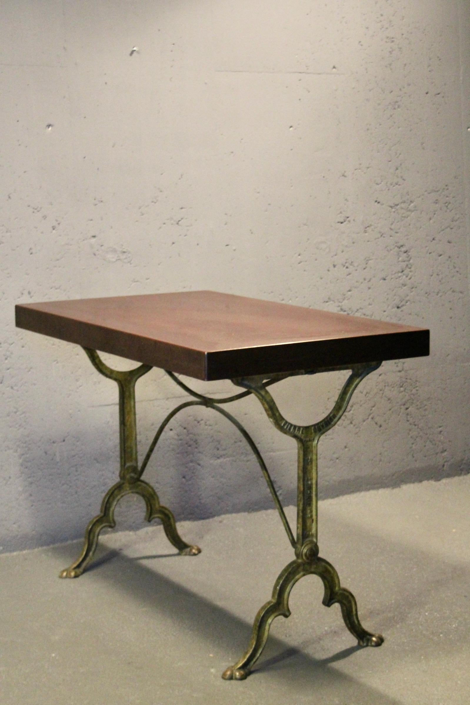 Early 20th Century bistro table with a signed design, Bakelite top, and cast iron base For Sale