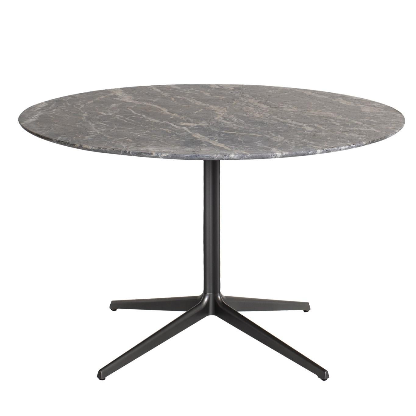 The 100% Italian Bistrot collection is dedicated to dining tables with a metal base suitable for public spaces thanks to the wide choice of top sizes available in marble, crystal, wood or leather. In particular, this stylish round table comes in a