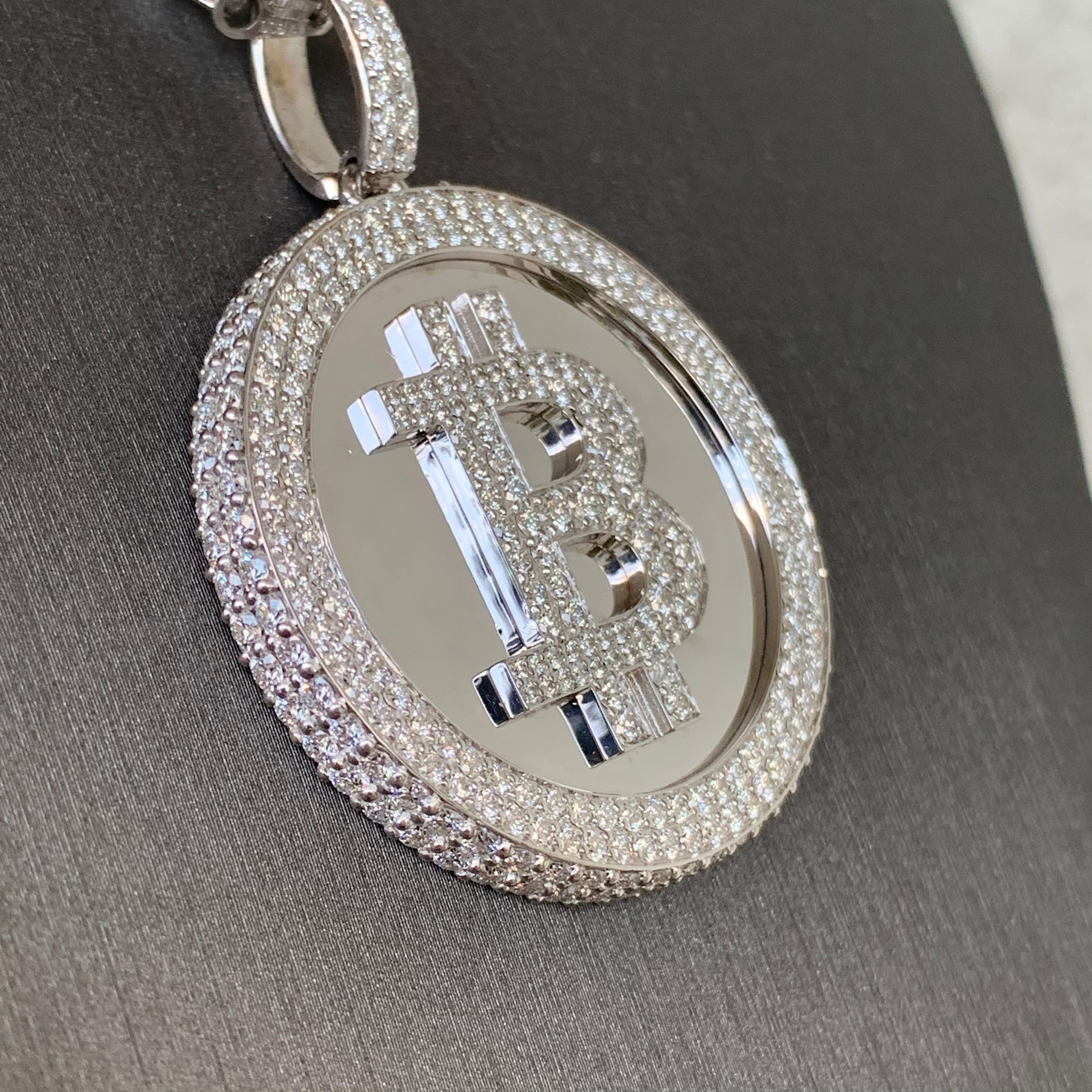 Moderno Ciondolo solido in oro bianco e diamanti con criptovaluta Bit Coin, 6,5 carati TW in vendita