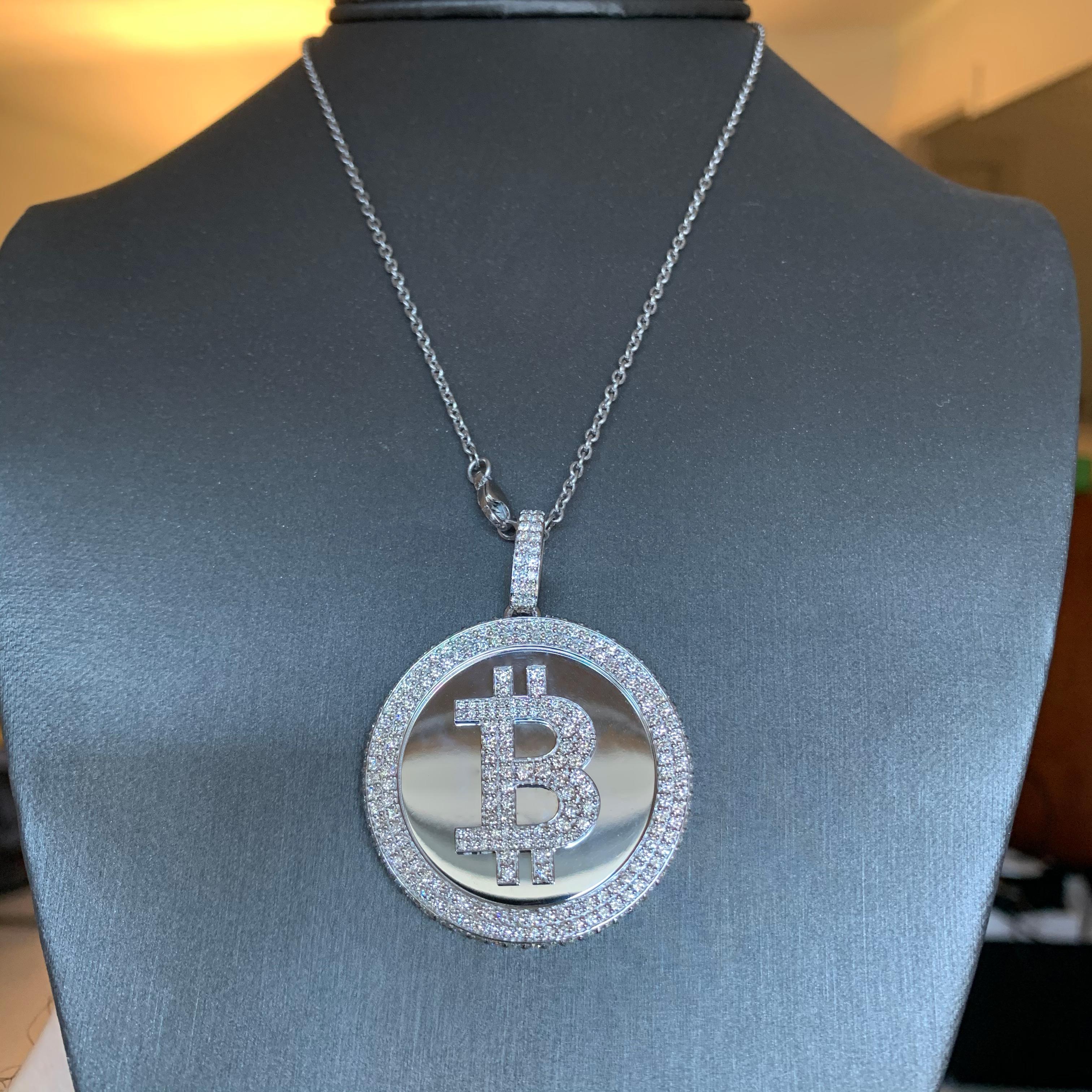 Taglio rotondo Ciondolo solido in oro bianco e diamanti con criptovaluta Bit Coin, 6,5 carati TW in vendita