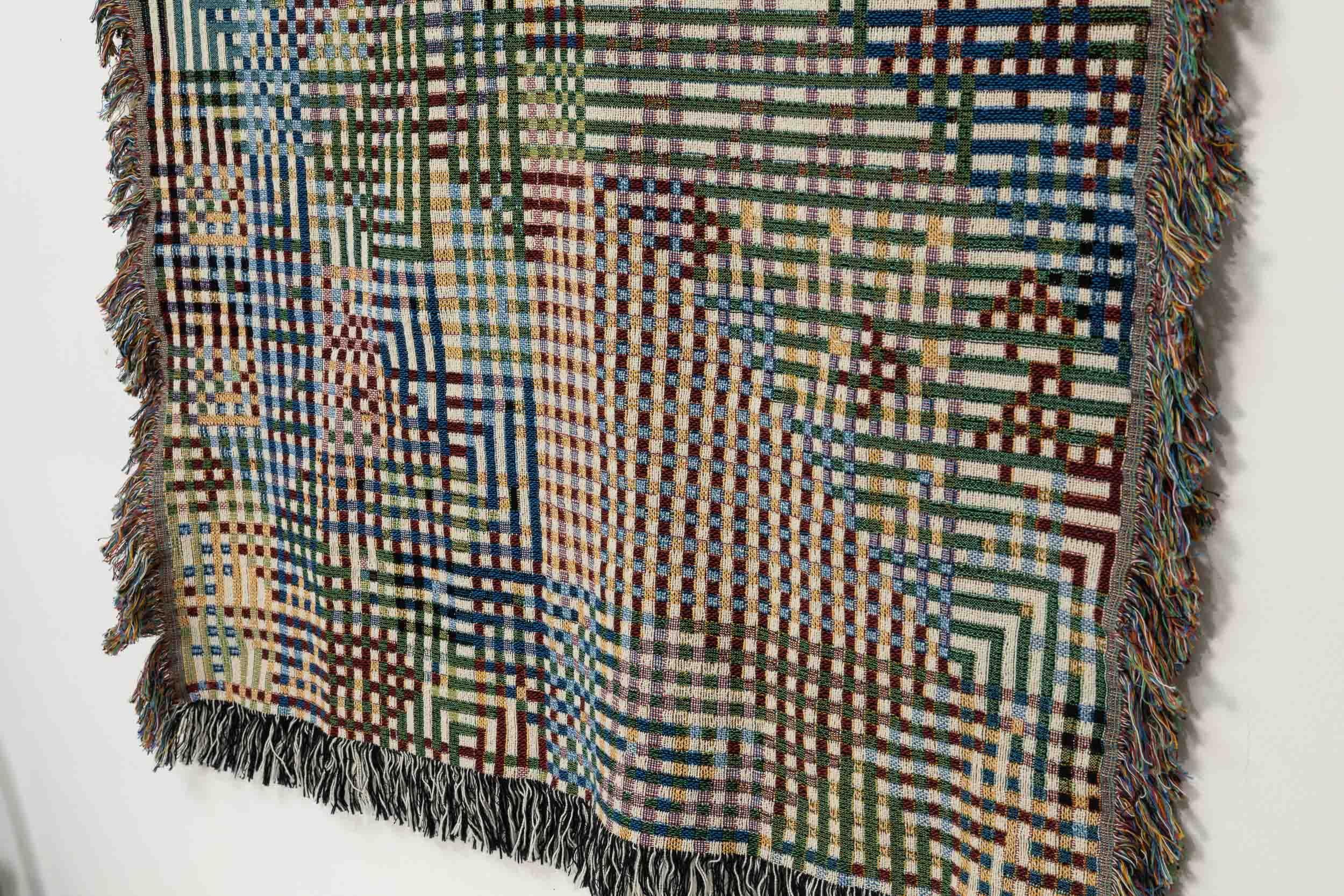 Bit map decke 03 von Luft Tanaka Studio 

Eine mehrfarbige grafische Decke / Wandteppich aus 100 % Baumwollgarn gewebt, die auf digitaler Pixelkunst basiert, die mit einer frühen Bitmap-Zeichensoftware aus den 1980er und 1990er Jahren erstellt