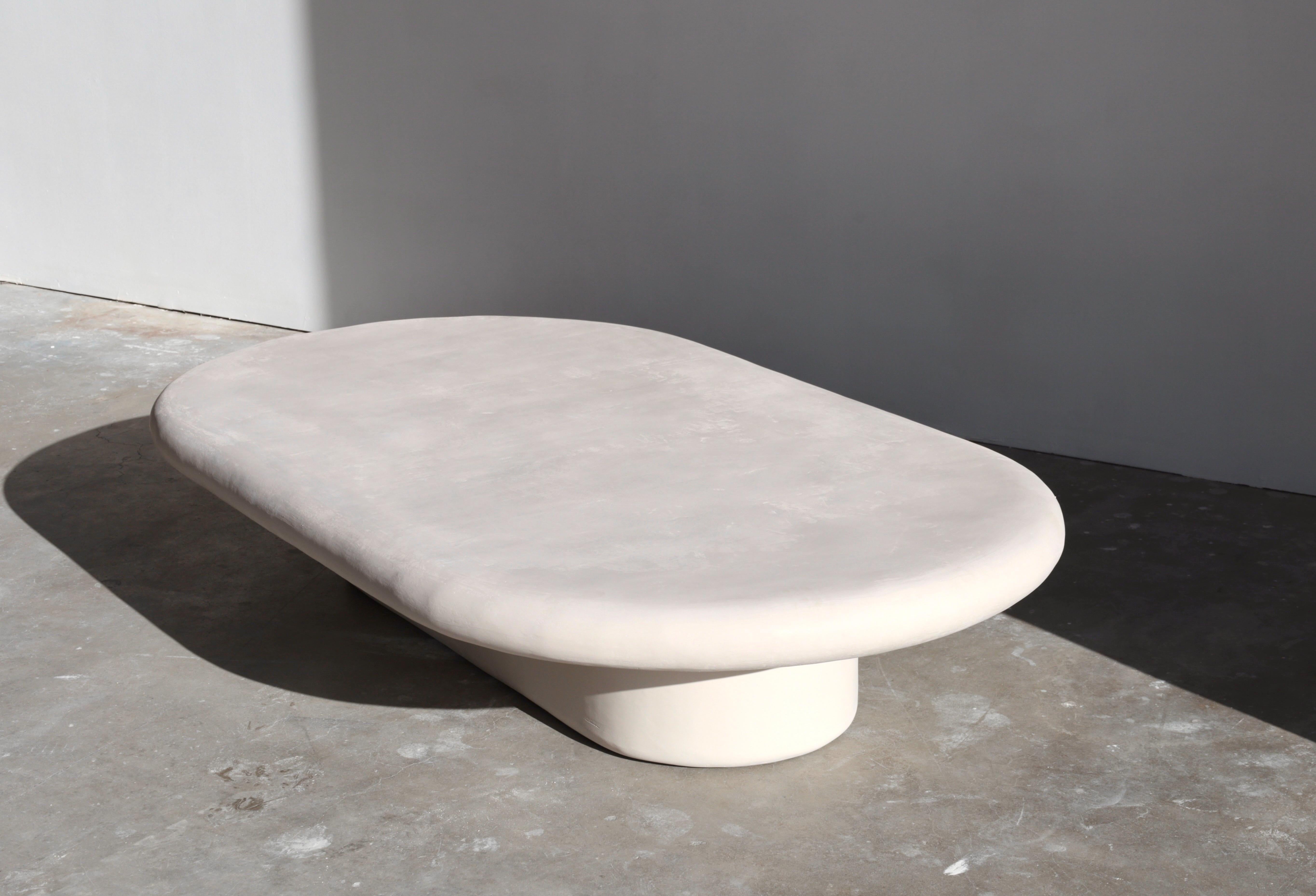notre table la plus populaire, simple et sculpturale, en couleur gobi clair.

Chaque pièce de öken house Studio est fabriquée à la main et sur commande par une petite équipe d'artisans du plâtre et nous essayons de faire appel à des fournisseurs