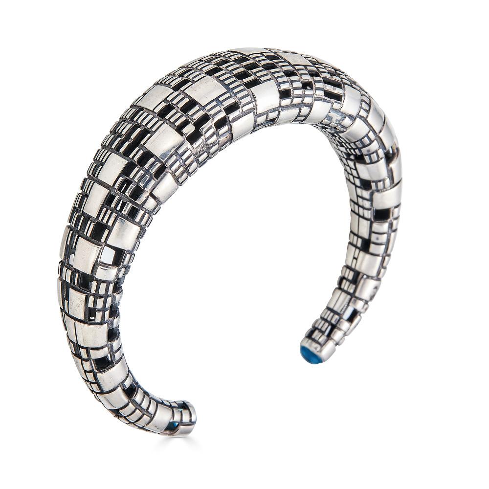 Dieses Manschettenarmband aus Bitcoin-Blautopas und Sterlingsilber verkörpert den Schnittpunkt von Technologie und Natur. Das Bitcoin Cuff Bracelet ist vom Bitcoin-Blockchain-Code inspiriert. Mit seinen zwei Topas-Cabochons ist dieser Ring perfekt