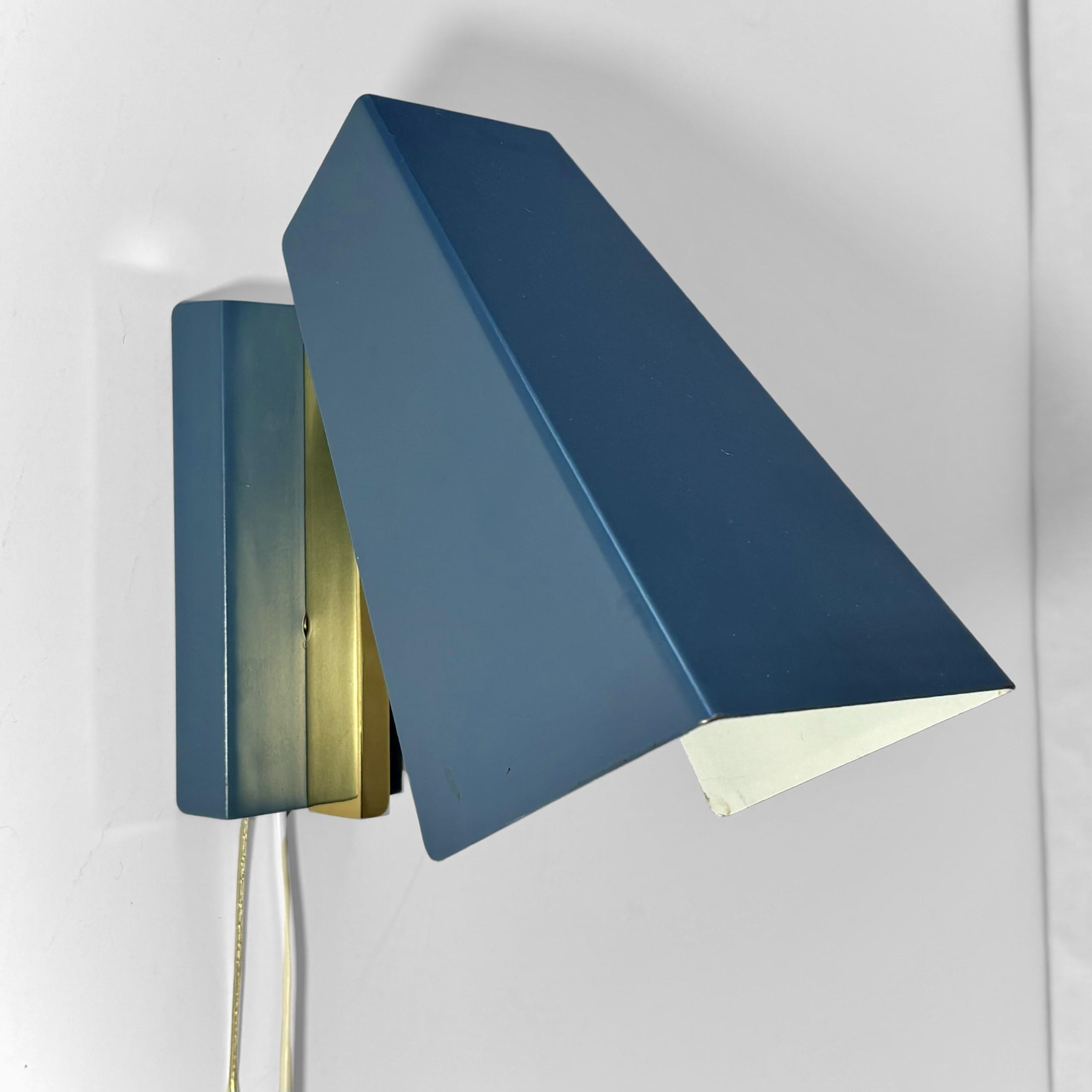 Danish BITO, geometric minimalist wall lamp model S435, brass and steel, Denmark, 1970s For Sale
