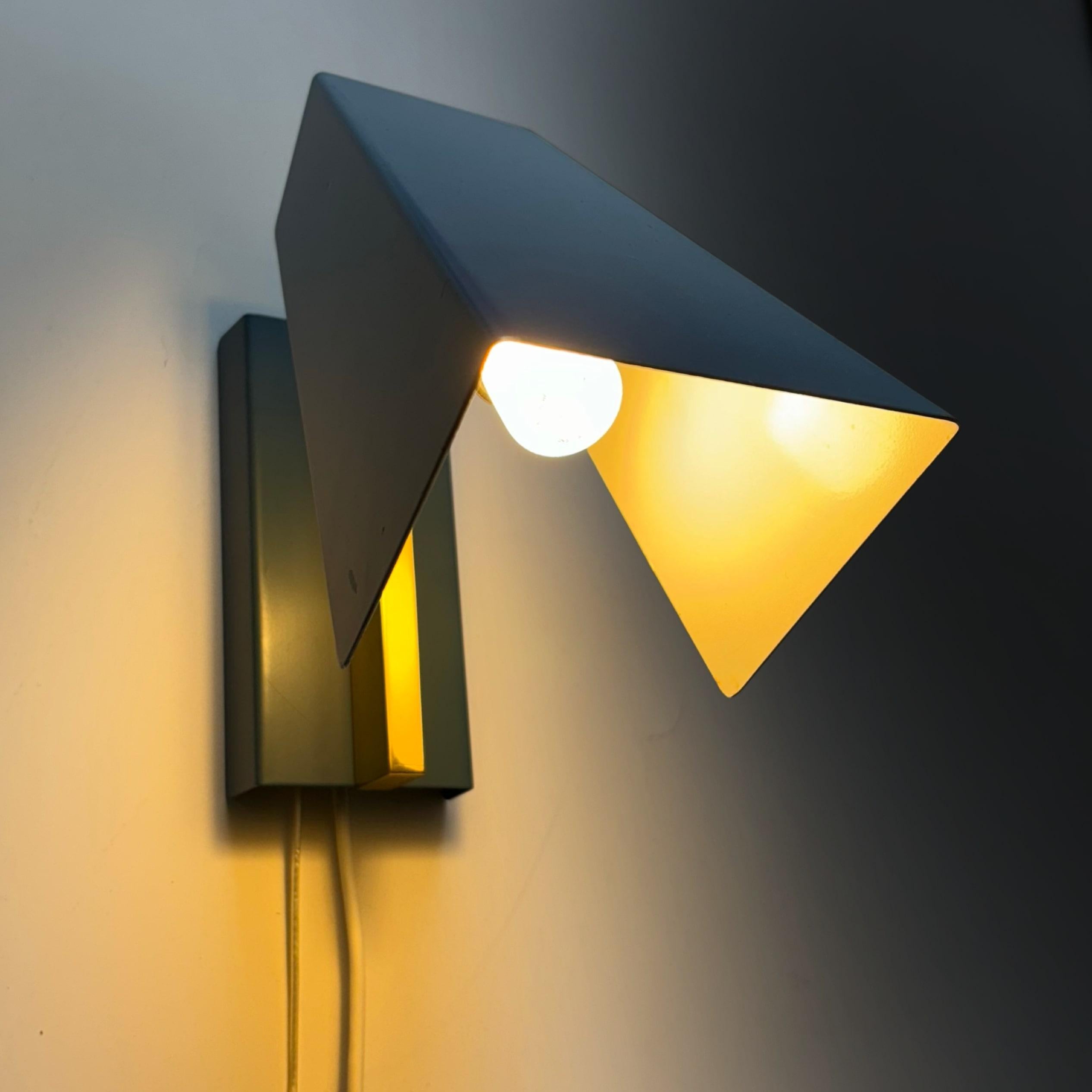 BITO, geometric minimalist wall lamp model S435, brass and steel, Denmark, 1970s In Good Condition For Sale In Forserum, SE