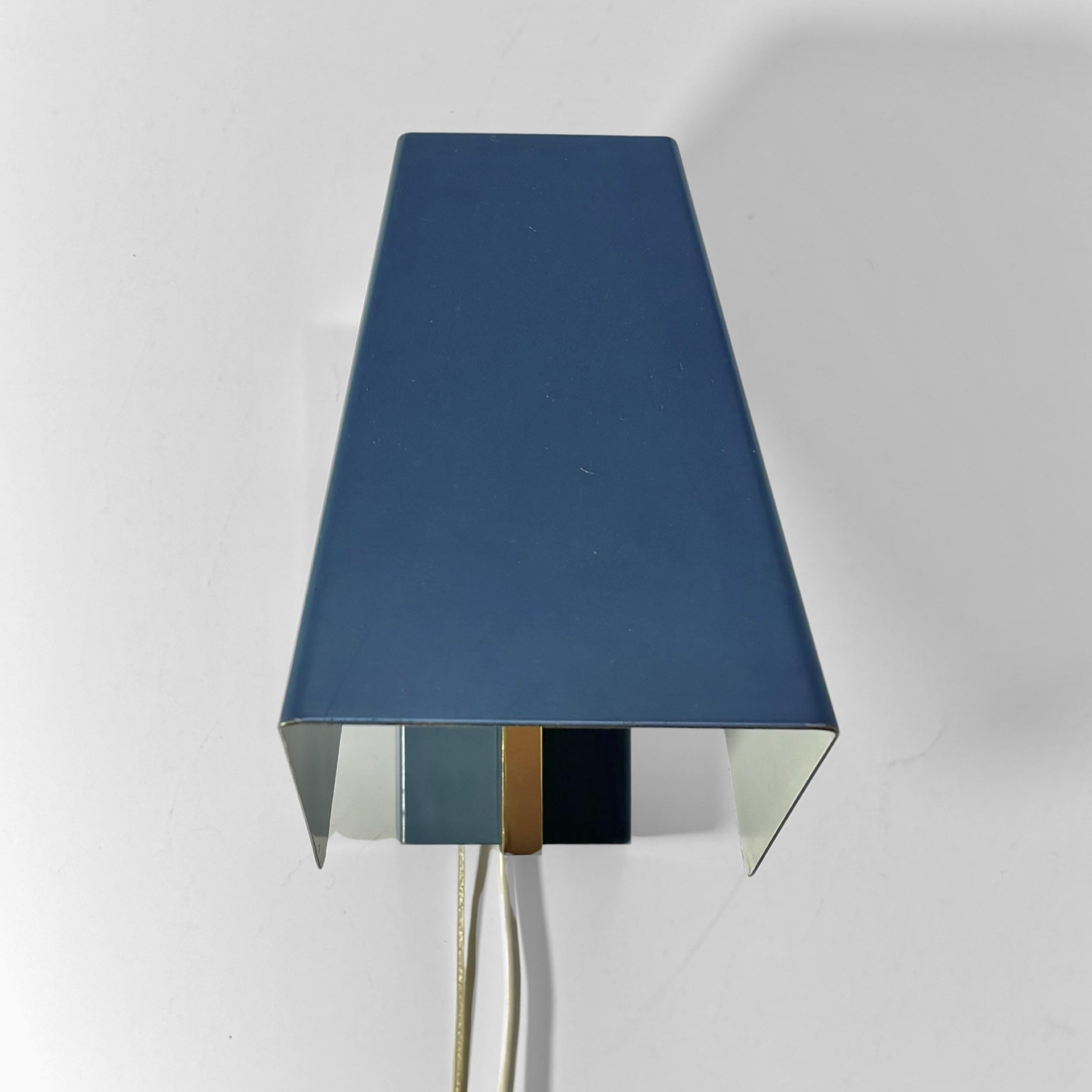 Late 20th Century BITO, geometric minimalist wall lamp model S435, brass and steel, Denmark, 1970s For Sale