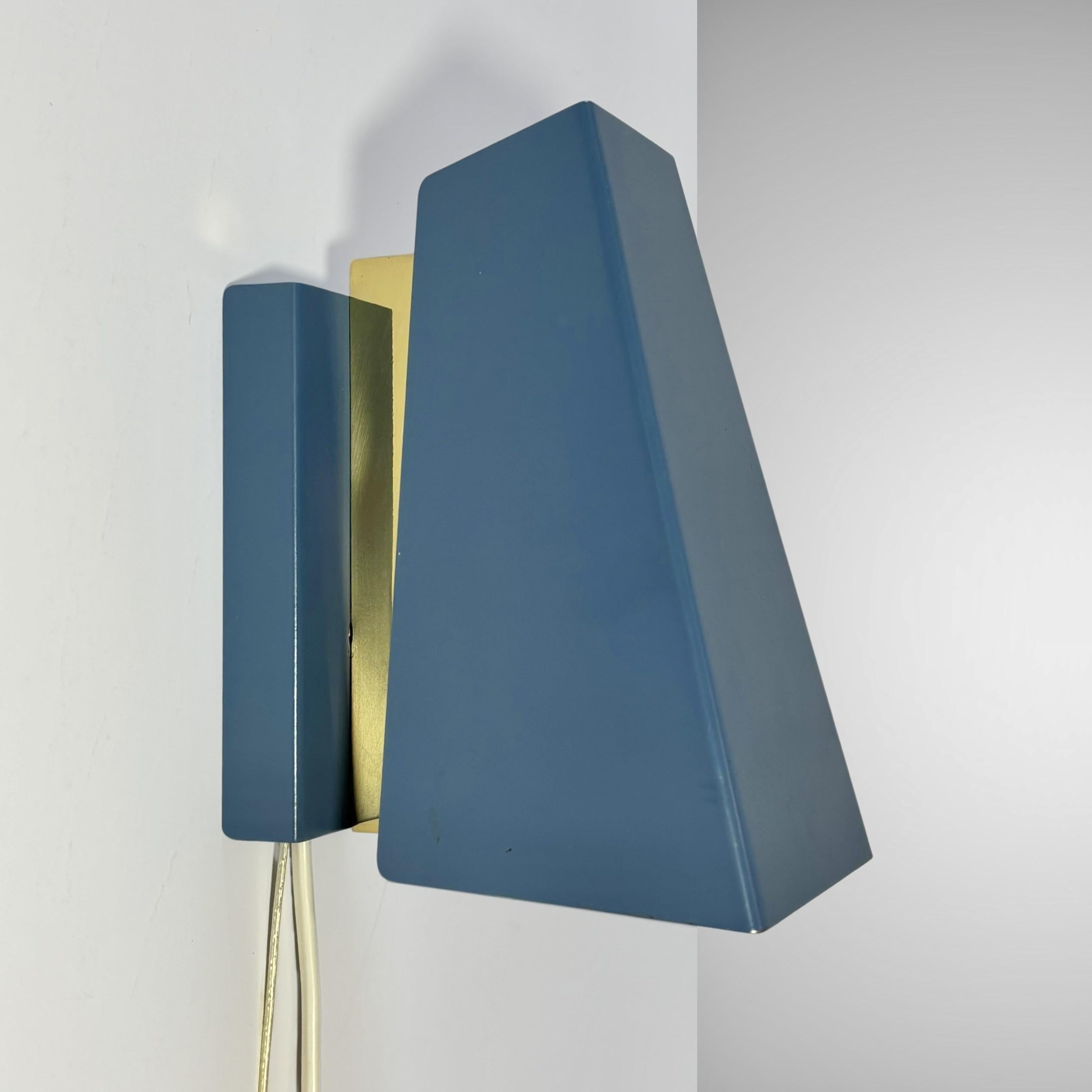 BITO, geometric minimalist wall lamp model S435, brass and steel, Denmark, 1970s For Sale 1