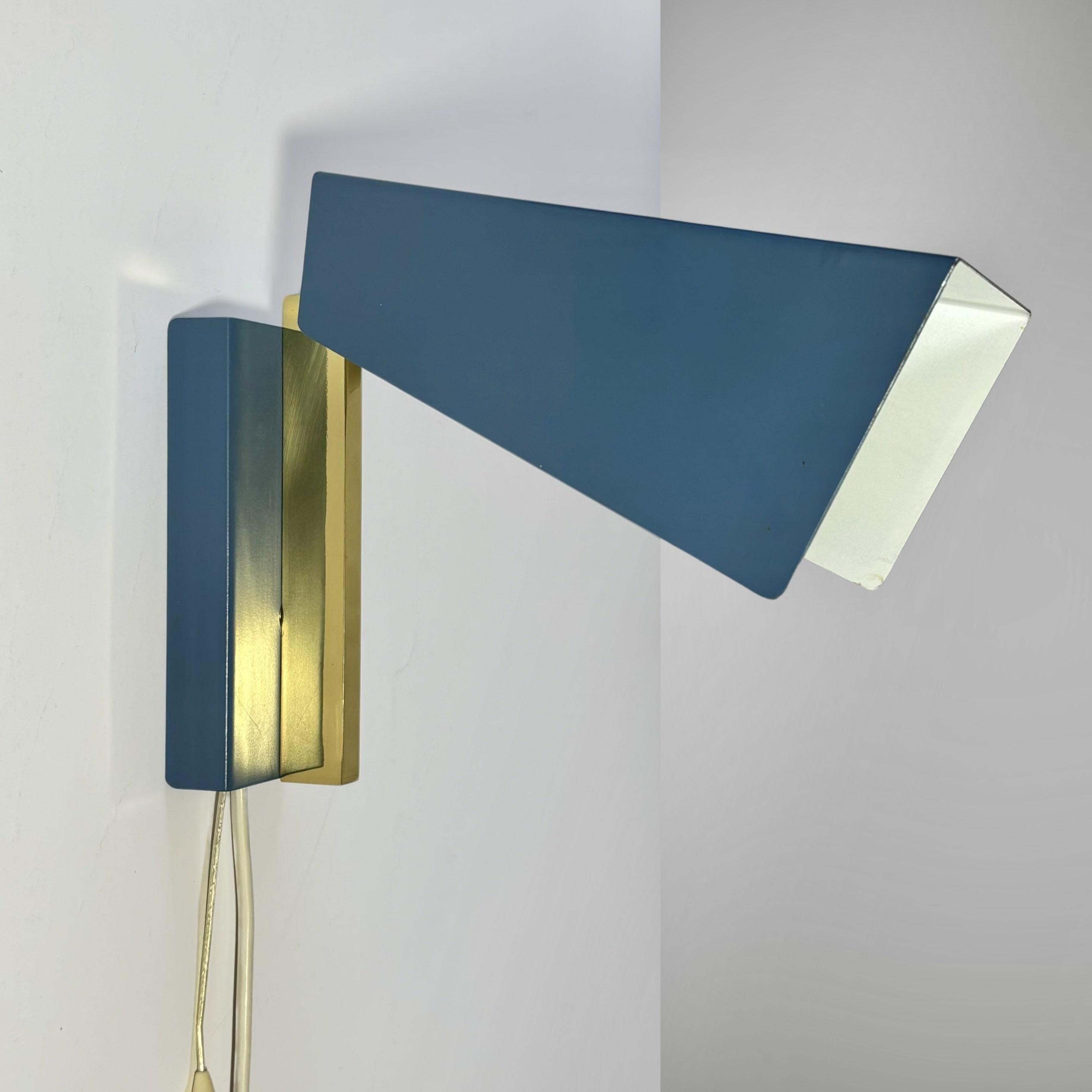 BITO, geometric minimalist wall lamp model S435, brass and steel, Denmark, 1970s For Sale 2