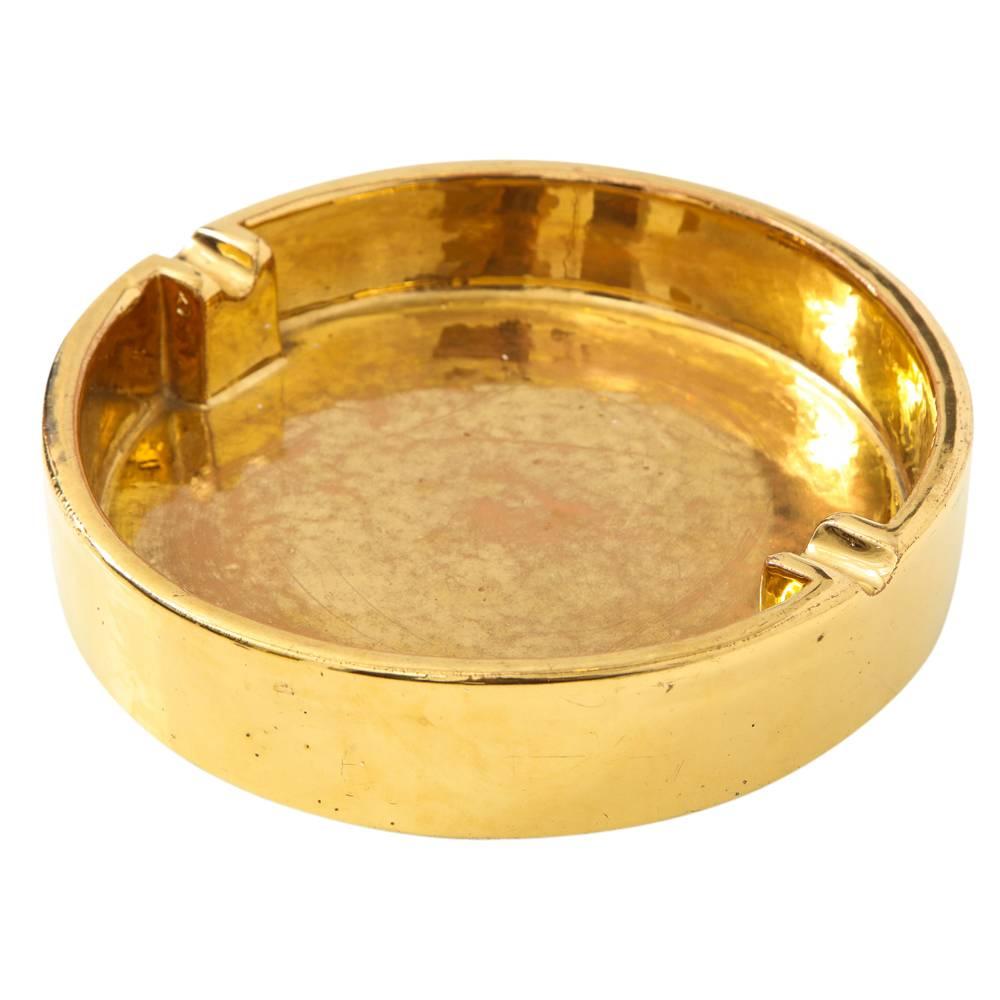 Bitossi Keramik Aschenbecher gold Berkeley House signiert Italien:: 1960er Jahre. Ein sauberes Exemplar eines größeren Aschenbechers mit eingeprägter Italienmarke auf der Unterseite und zwei originalen Papieretiketten. Hergestellt von Bitossi für