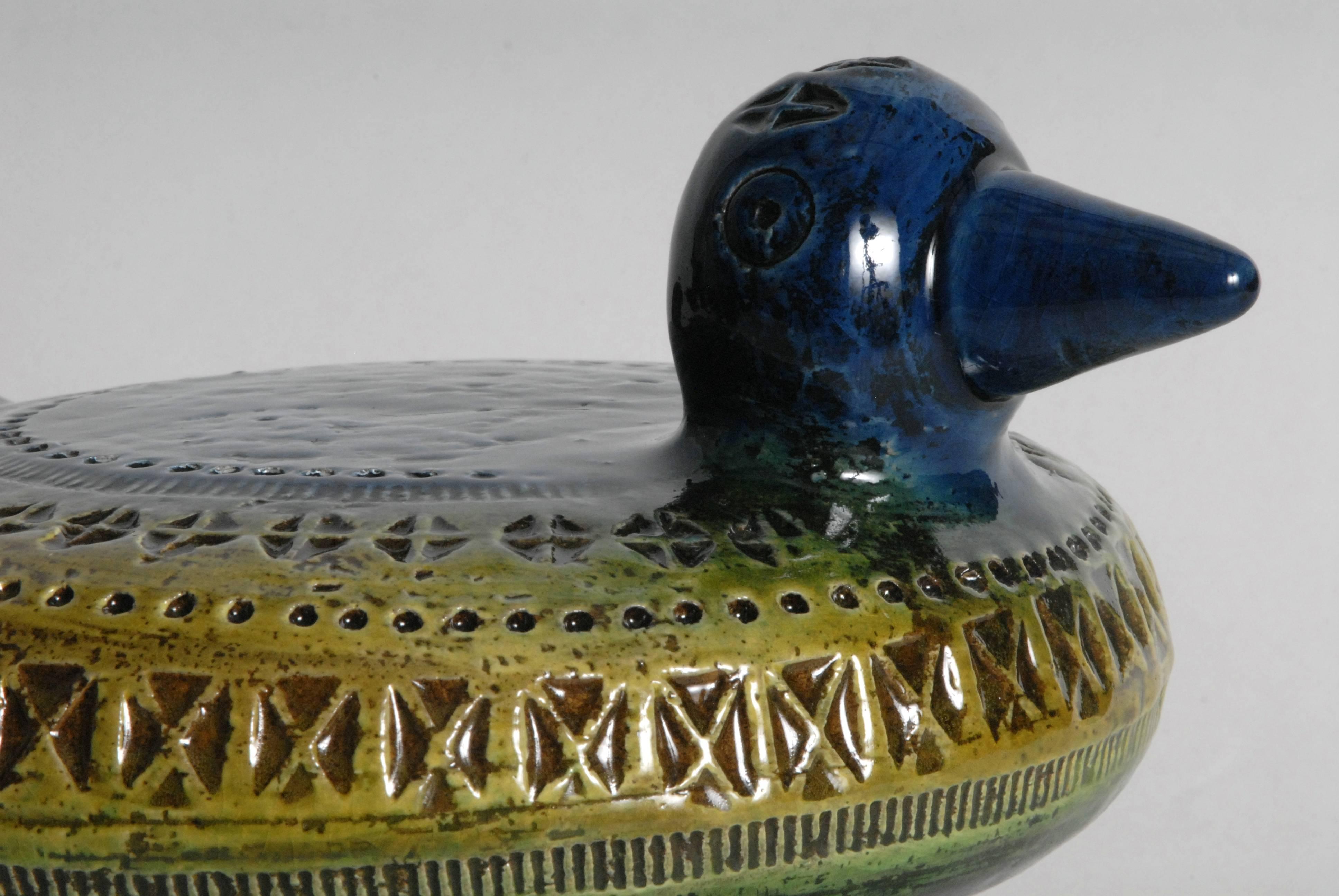 Un canard bleu:: jaune et vert conçu par Aldo Londi dans le motif Rimini avec des pieds en métal d'origine. Un jeu de couleurs rare et inhabituel de Bitossi avec des émaux absolument brillants et vibrants.
