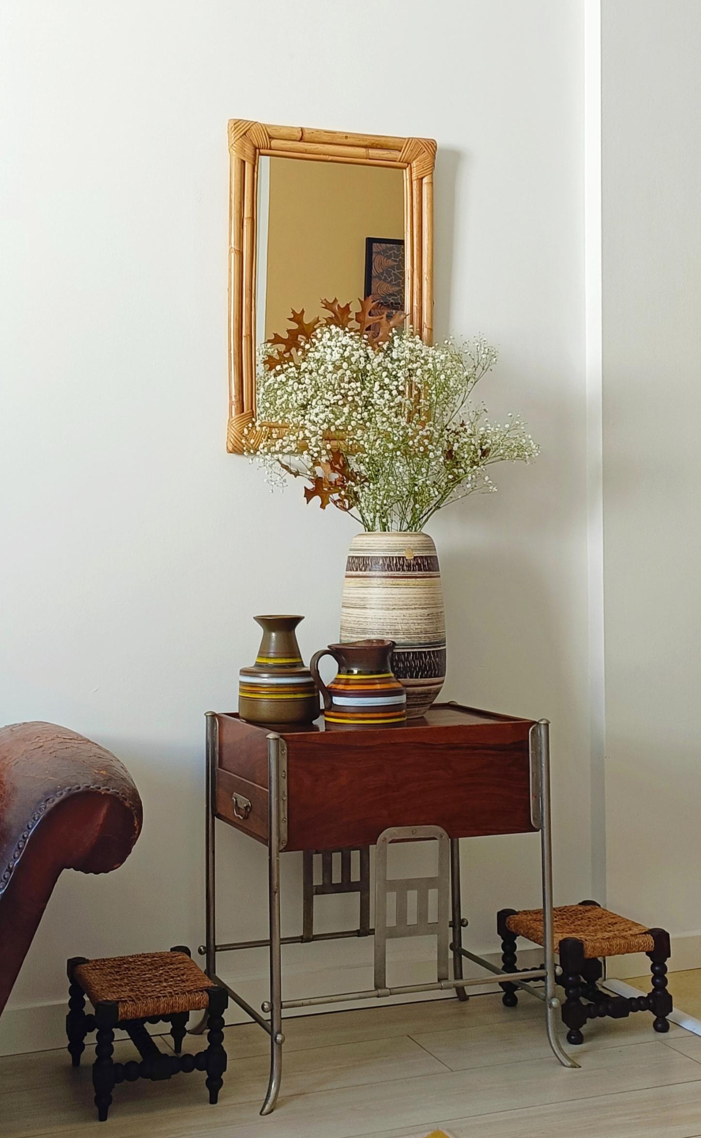 Set di vasi e brocche in ceramica d'epoca Bitossi di Aldo Londi, metà del secolo scorso. Caratterizzato da uno splendido decoro in vetro ¨Fascie Colorate¨. Il vaso/bottiglia ha uno sfondo verde oliva intenso, la brocca marrone castagna, entrambi