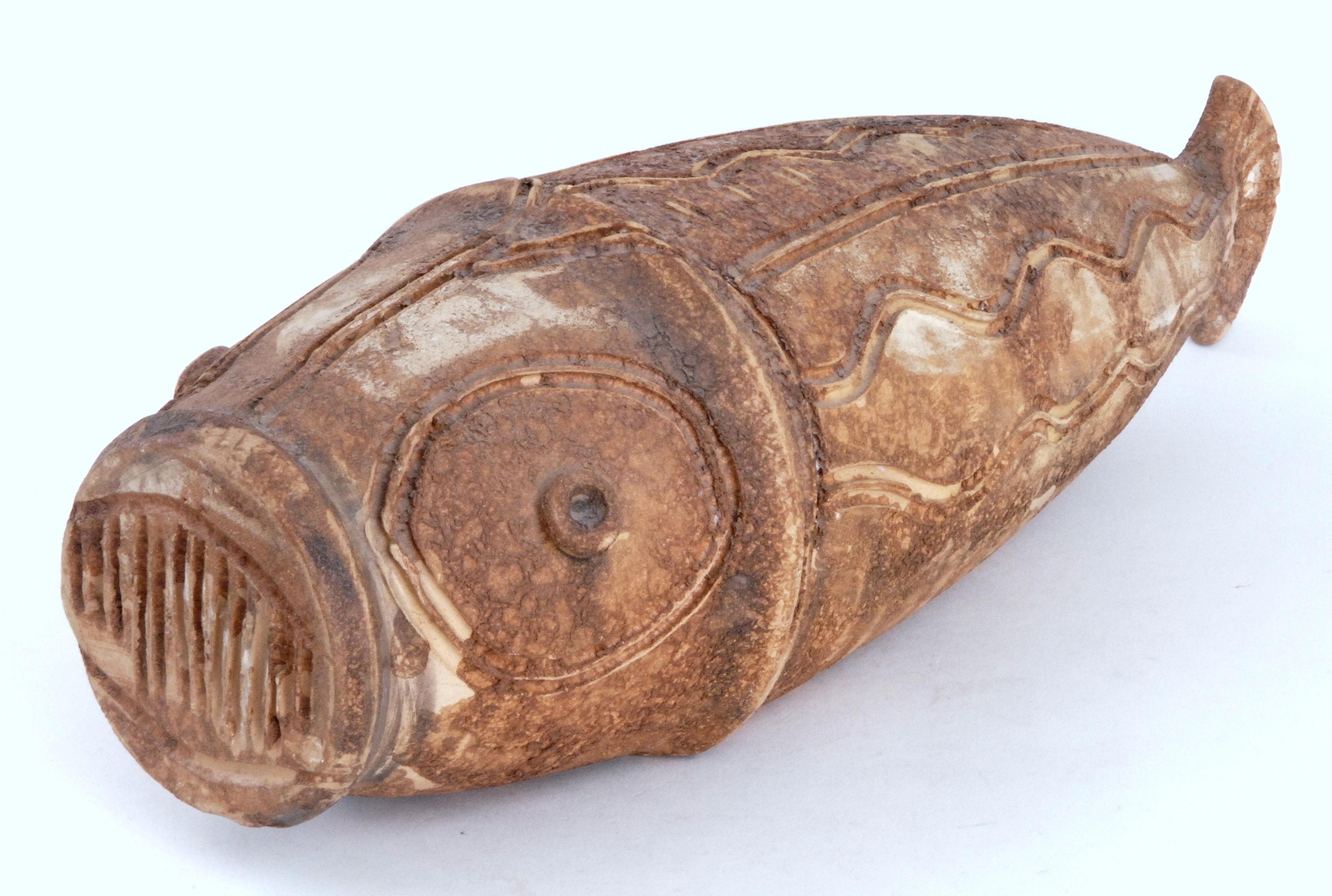Ein großer, von Aldo Londi entworfener Fisch aus der Pesci-Serie 'Scavo'. Mit Sgraffito-Linien-Dekor auf einem unglasierten Scherben, um 1968. Reste des Raymor-Etiketts befinden sich auf dem Sockel.