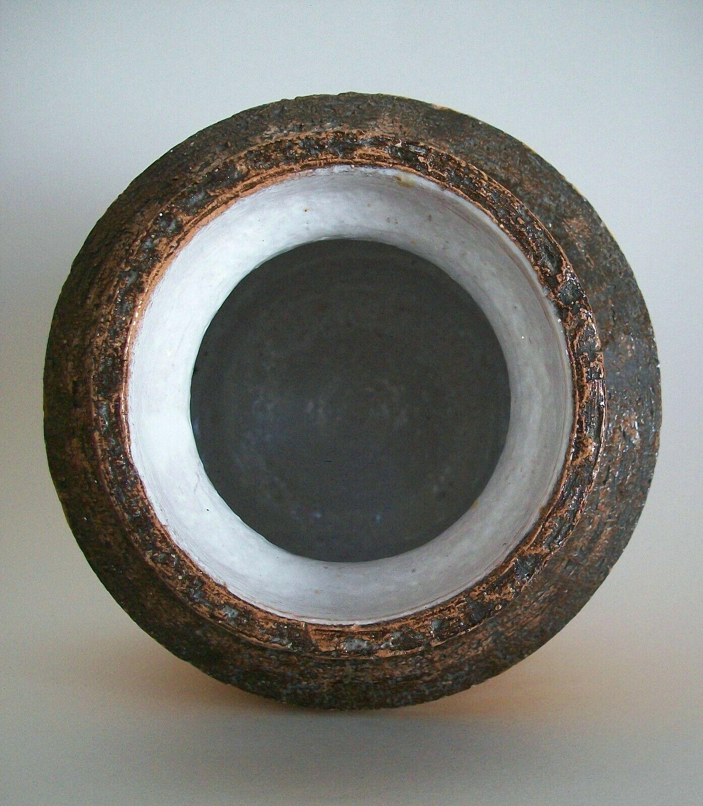 Bitossi, Aldo Londi, Mid Century Ceramic Vase, Signed, Italy, Circa 1950's In Good Condition For Sale In Chatham, ON