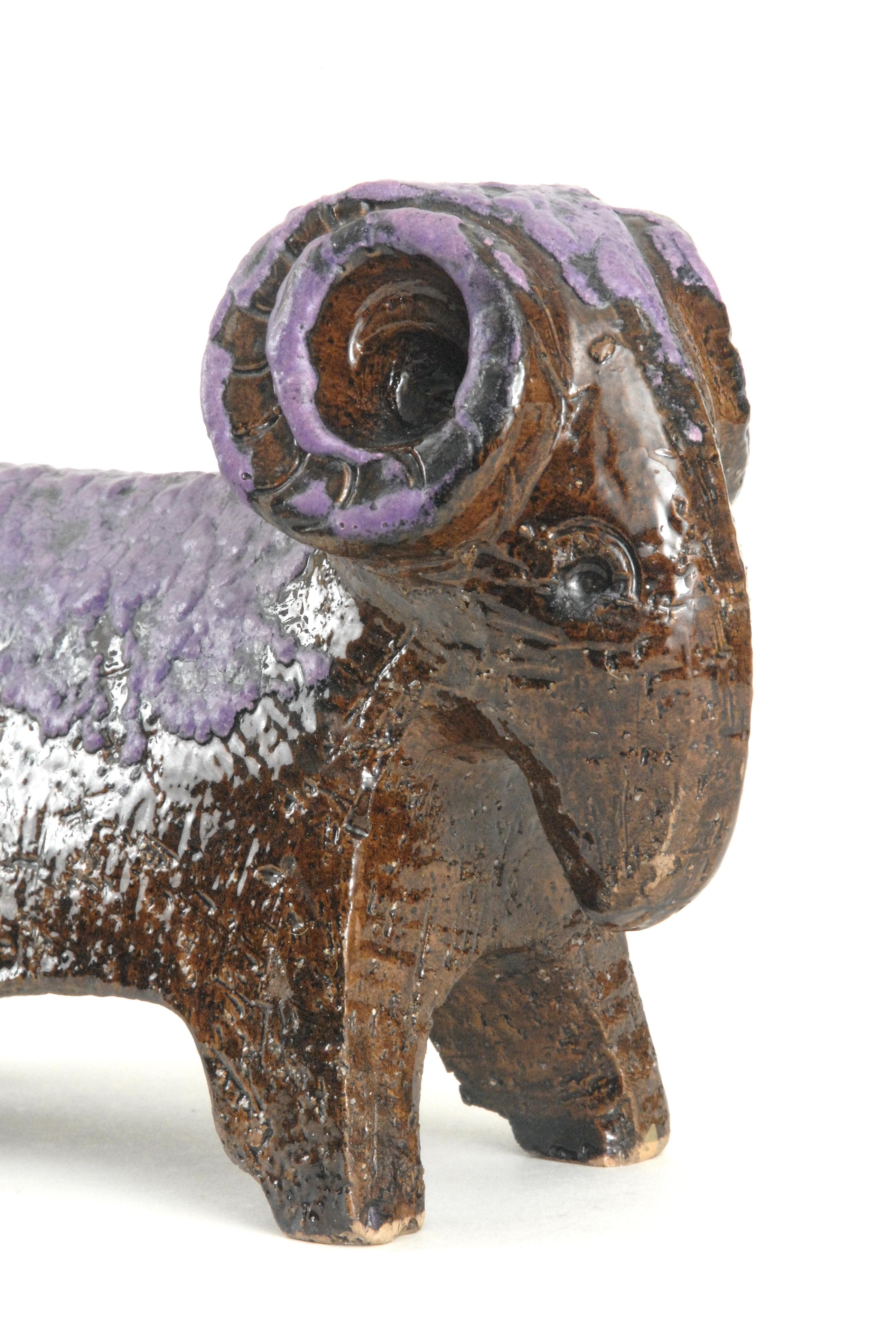 Ein kleiner, von Aldo Londi für Bitossi entworfener Widder mit einer schaumigen violetten Glasur über einem manganbraunen Glanzkörper. Unmarkiert.
