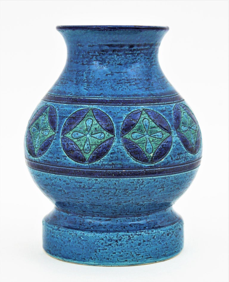 Rare design by Aldo Londi for Bitossi. Rimini Blue ceramic footed vase with geometric motifs, Italy, 1960s
This stunning glazed ceramic vase has a pattern with circles in dark blue with rhombus inside in shades of green / turquoise color accented