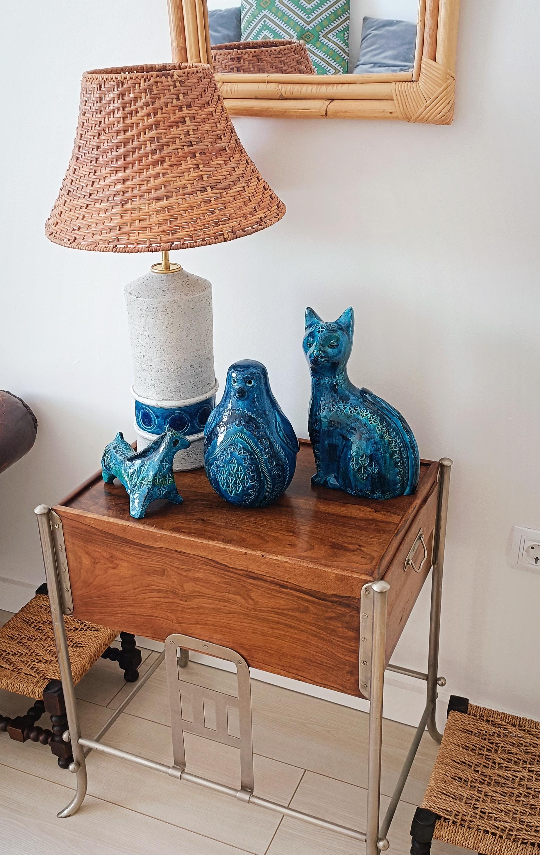 Esta gran escultura de gato de cerámica Bitossi, obra de Aldo Londi, es un impresionante ejemplo de la cerámica italiana de mediados de siglo. Fabricado a mano en Italia en la década de 1960, muestra la hermosa  Decoración Rimini Blu, tan