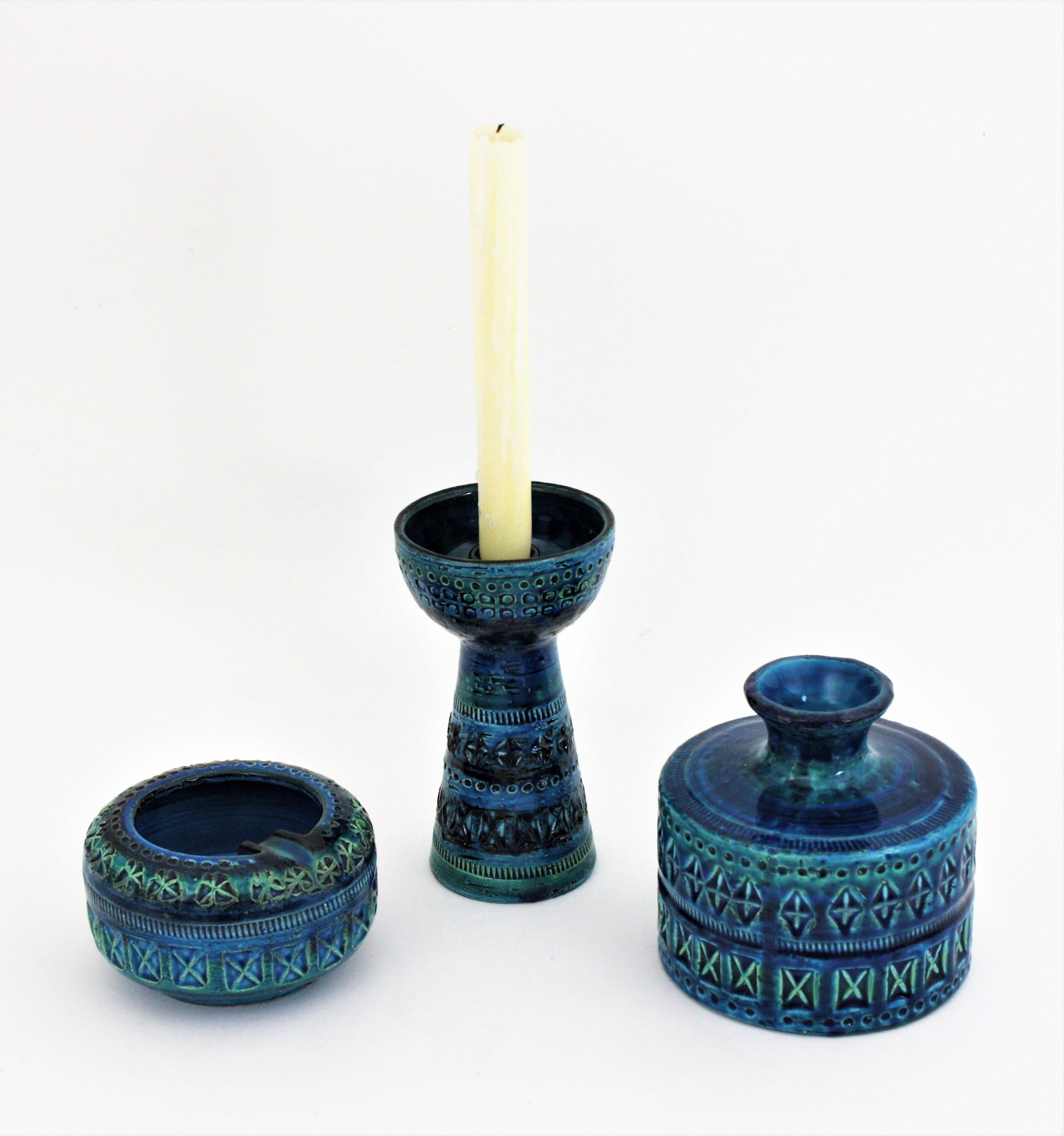Peint à la main Ensemble de vase, cendrier et bougeoir en céramique bleue Bitossi Aldo Londi pour Rimini en vente