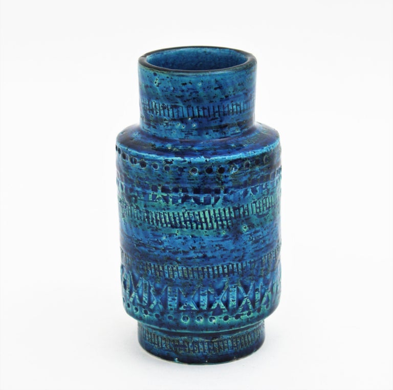 'Rimini blu' glazed ceramic vase designed by Aldo Londi for by Bitossi. Italy, 1960s.
This eye-catching vase is made of blue glazed ceramic with engraved patterns surrounding the central part. Its gorgeous shades of blue and the geometric design of