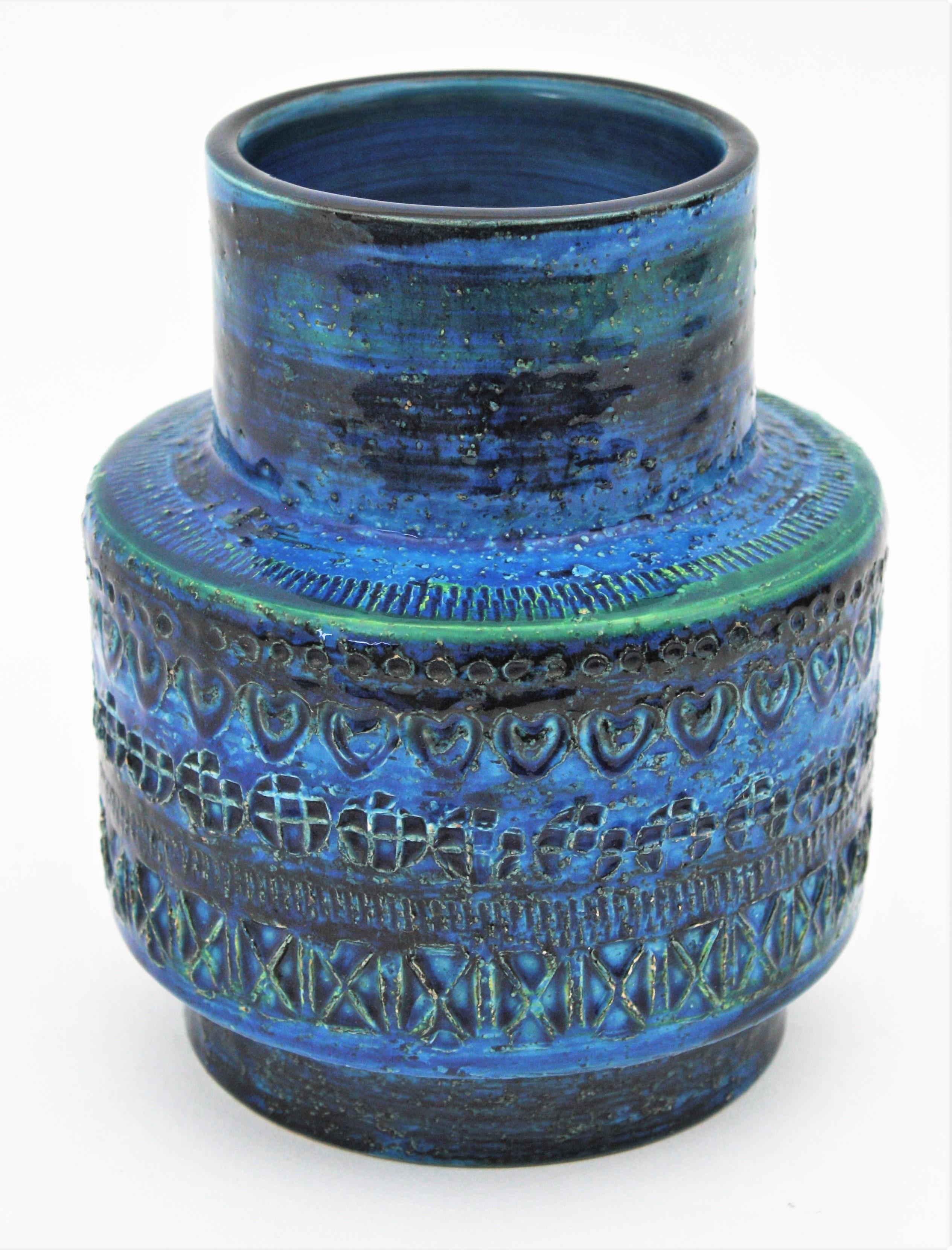 'Rimini blu' glazed ceramic vase designed by Aldo Londi for by Bitossi. Italy, 1960s.
This eye-catching vase is made of blue glazed ceramic with engraved patterns surrounding the central part. Its gorgeous shades of blue and the geometric design of