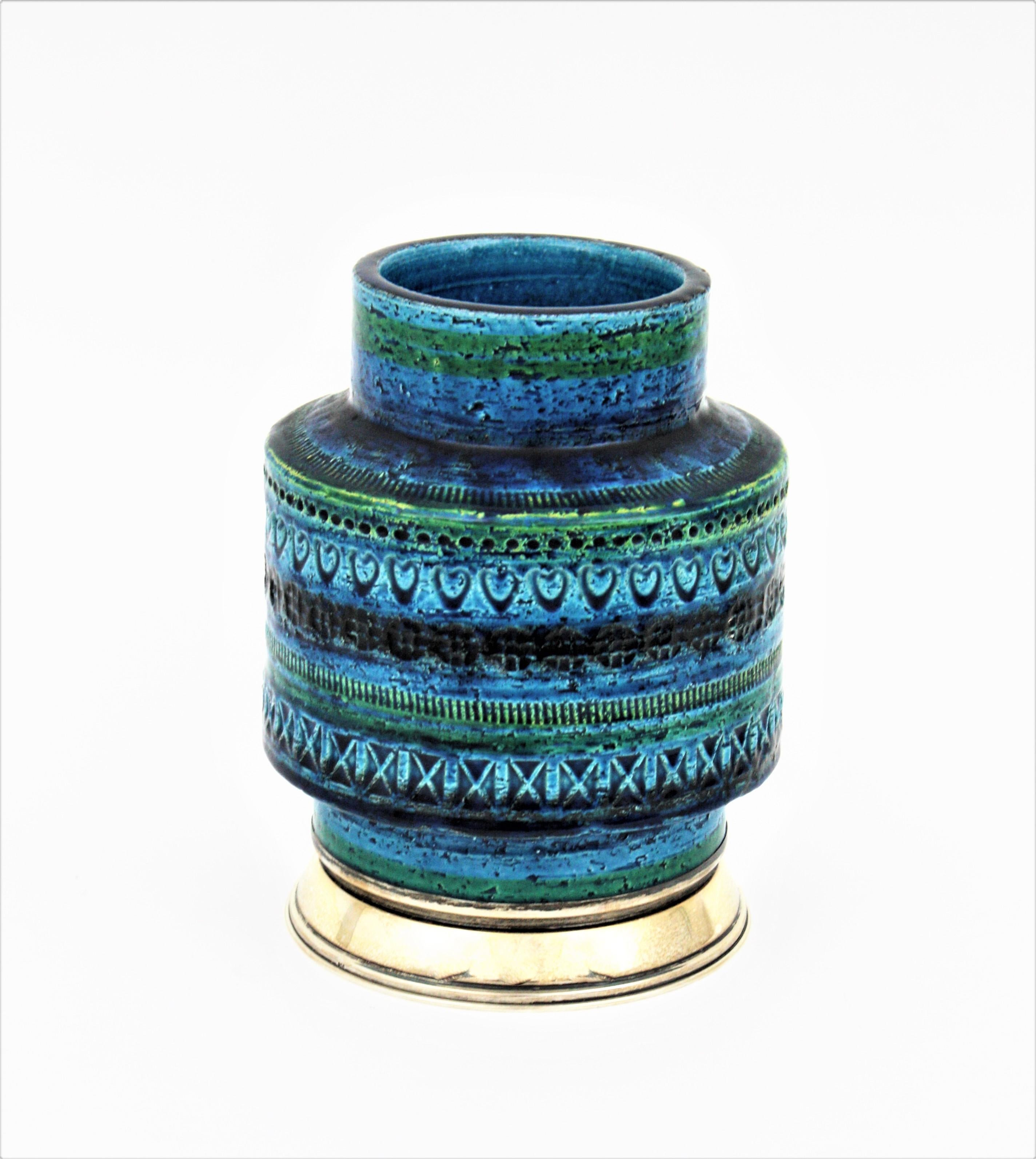 Vase aus glasierter Keramik 'Rimini blu' auf Sockel aus Sterlingsilber. Entworfen von Aldo Londi für by Bitossi. Italien, 1960er Jahre.
Diese auffällige Vase ist aus blau glasierter Keramik mit eingravierten Mustern, die den zentralen Teil umgeben.