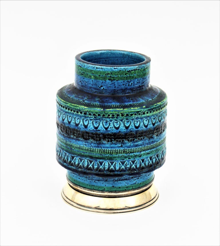 'Rimini blu' glazed ceramic vase on sterling silver pedestal. Designed by Aldo Londi for by Bitossi. Italy, 1960s.
This eye-catching vase is made of blue glazed ceramic with engraved patterns surrounding the central part. Its gorgeous shades of