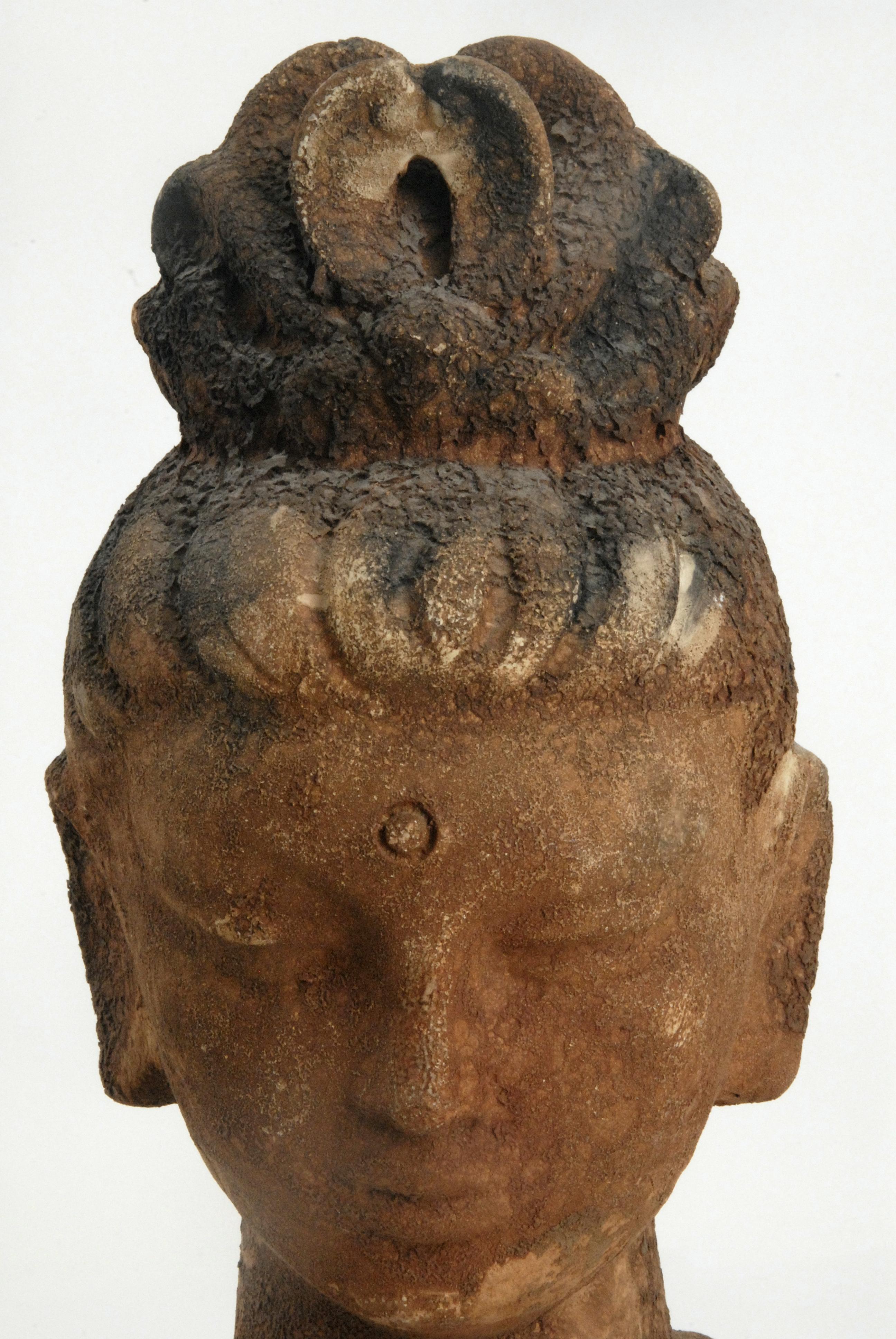 Ein von Aldo Londi entworfener glasierter Kopf der Guan Yin, der Göttin des Mitgefühls, der Barmherzigkeit und der Güte, von Scavo. Die Glasur erinnert an eine ausgegrabene antike Steinskulptur.