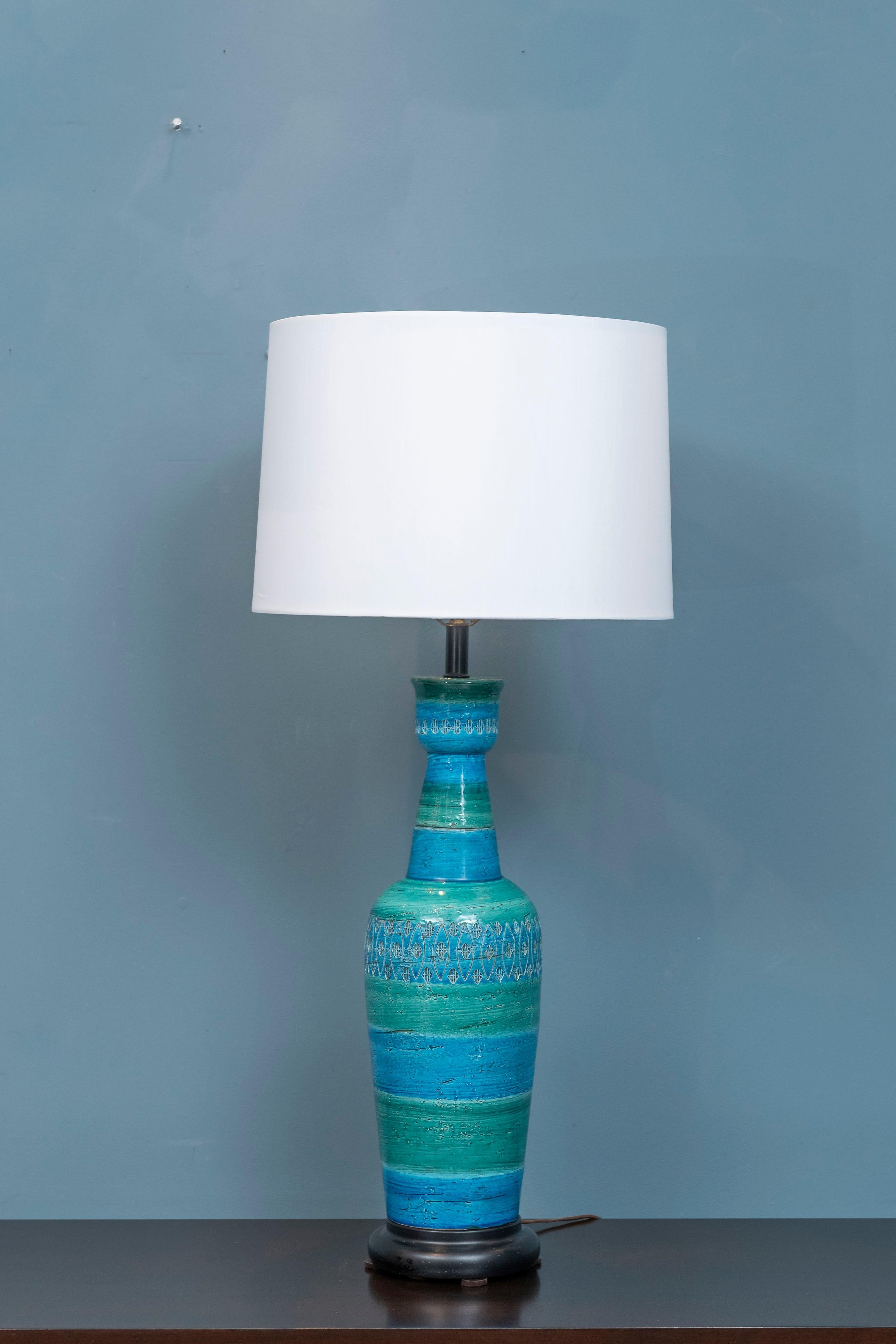 Bitossi Aldo Londi ceramic lamp with encased decoration to the center and top in Rimini blue and ocean green colors. Classical form body that is impressive in person in very good original condition. Lamp base shows some scuffs and needs a new cloth