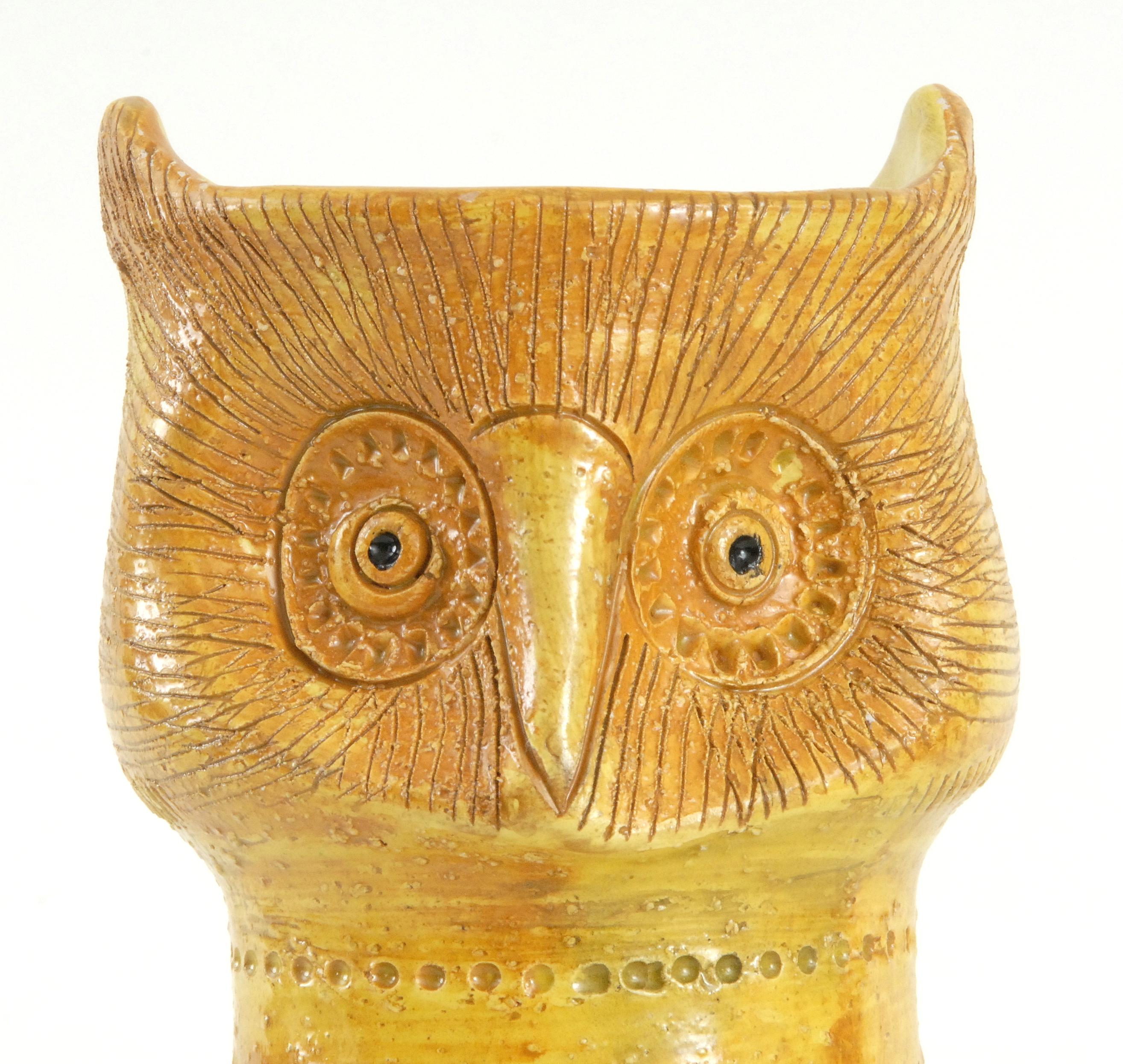 Nicely detailed owl vase by Aldo Londi for Bitossi, marked to the base, and with typical circle stamping pattern to the sides.
