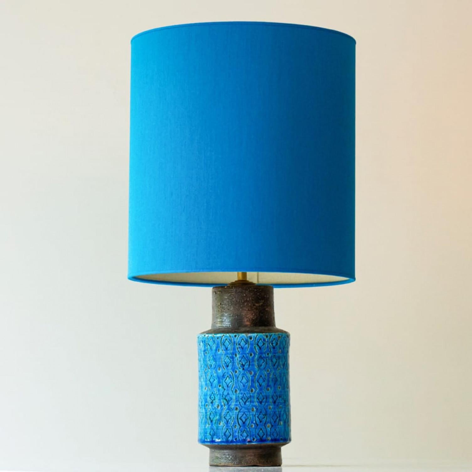 Fine XX secolo Lampada da tavolo in ceramica marrone e acqua di Bitossi, paralume in seta blu di R. Houben in vendita