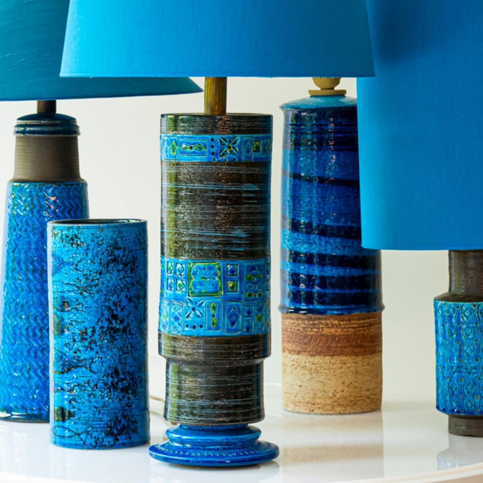 Bitossi Aqua Blue Black Keramik-Tischlampe, Lampenschirm aus blauer Seide von R. Houben im Angebot 5