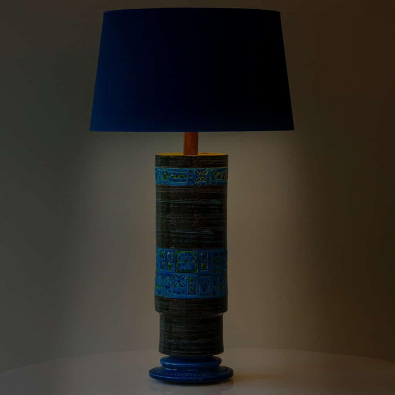 Bitossi Aqua Blue Black Keramik-Tischlampe, Lampenschirm aus blauer Seide von R. Houben im Zustand „Gut“ im Angebot in Rijssen, NL